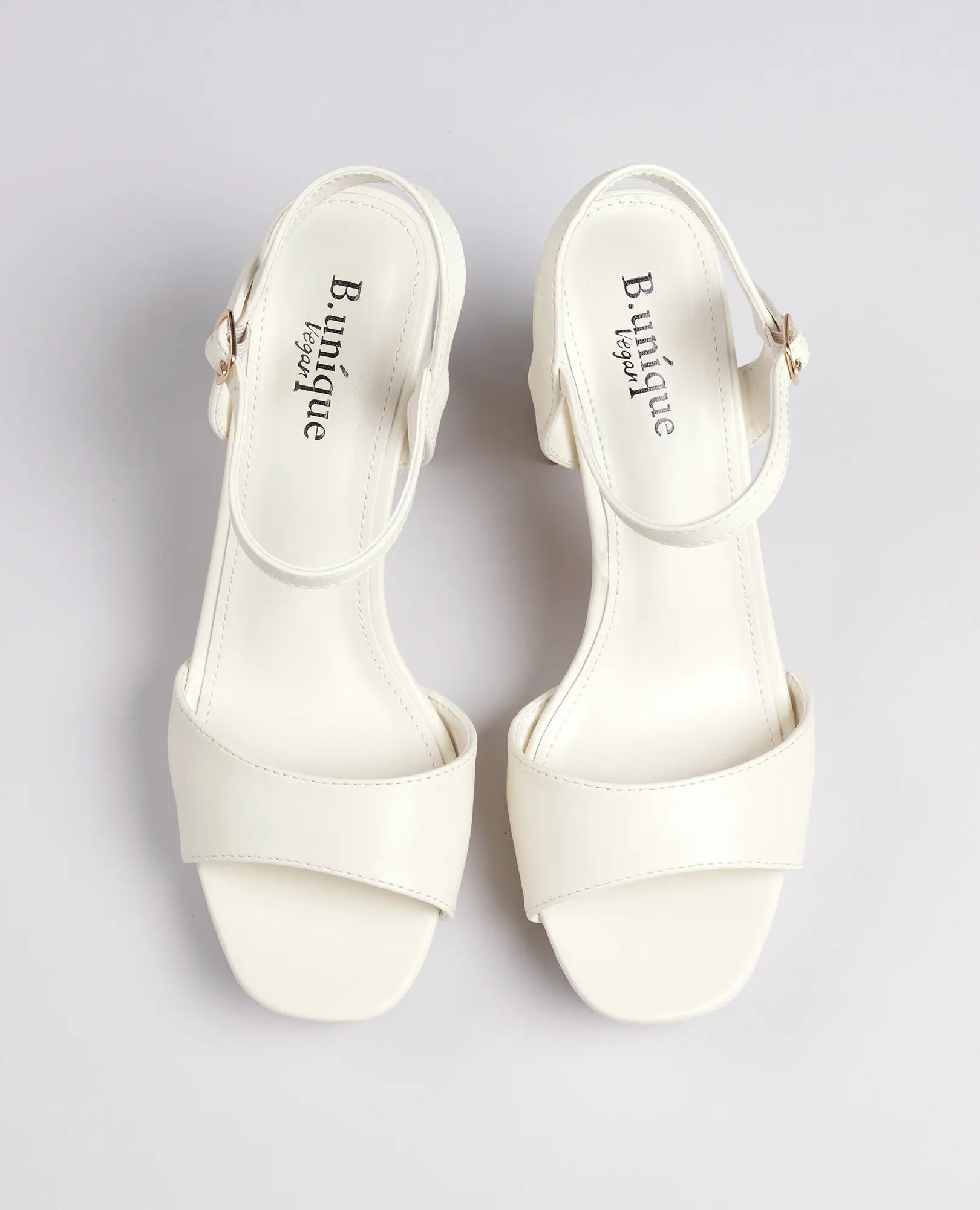 סנדלי פלטפורמה- אניטה מבית B-Unique VEGAN בלבן דמוי עור עם עקב רחב ורצועות קרסול.