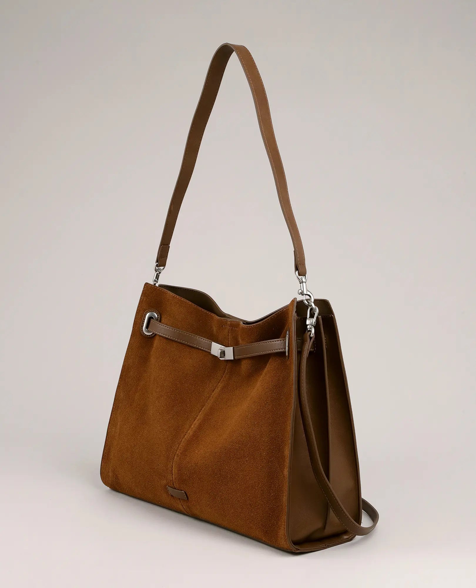 תיק צד עם רצועת כתף - לוסיה מבית B-Unique Bags, בצבע חום דמוי עור עם רצועת כתף ומסגרות מתכת כסופות על רקע בהיר.
