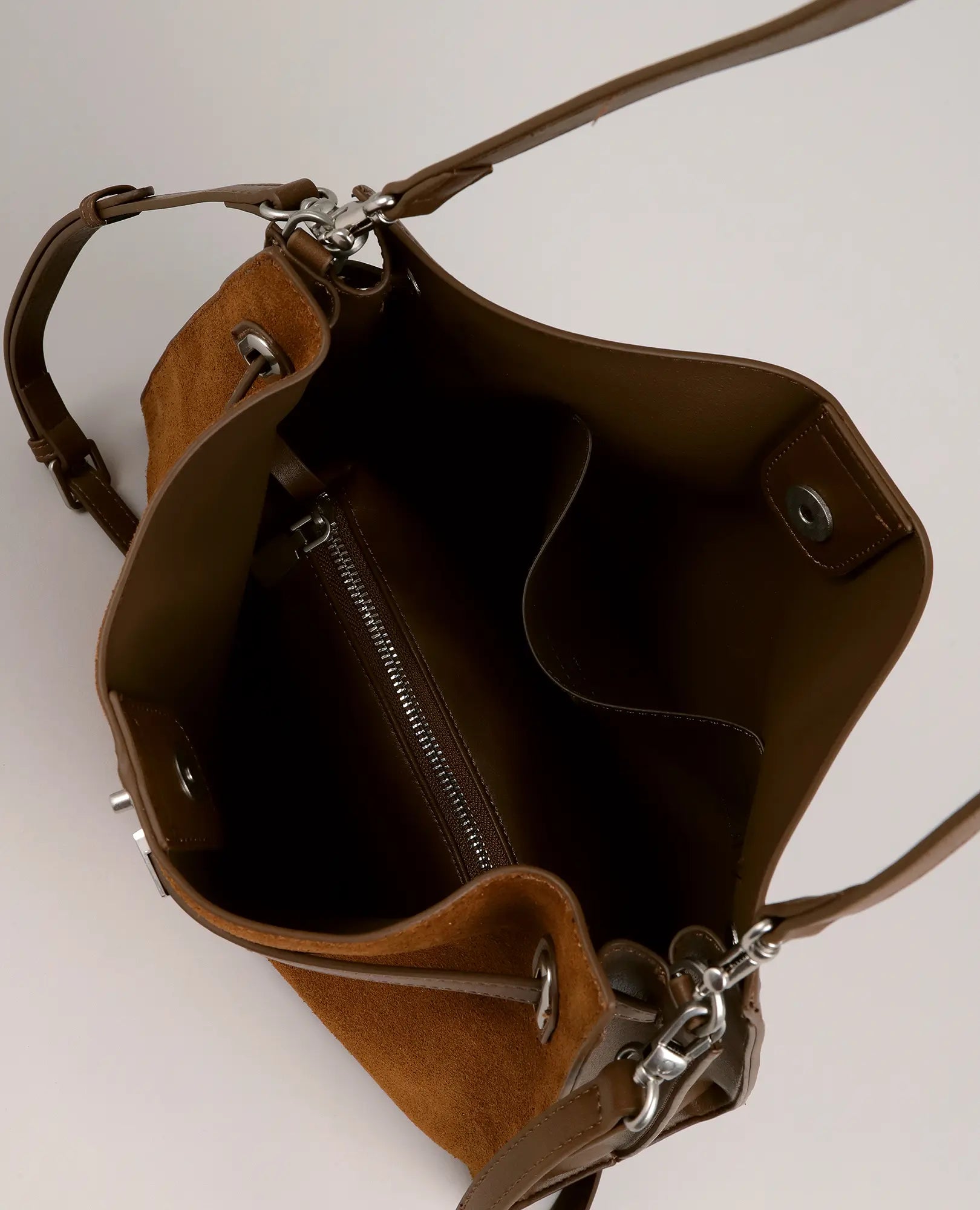 תיק צד עם רצועת כתף - "לוסיה" מבית B-Unique Bags, דמוי עור חום עם צדדים מזמש, תאים פנימיים, כיס עם רוכסן ואביזרי מתכת.
