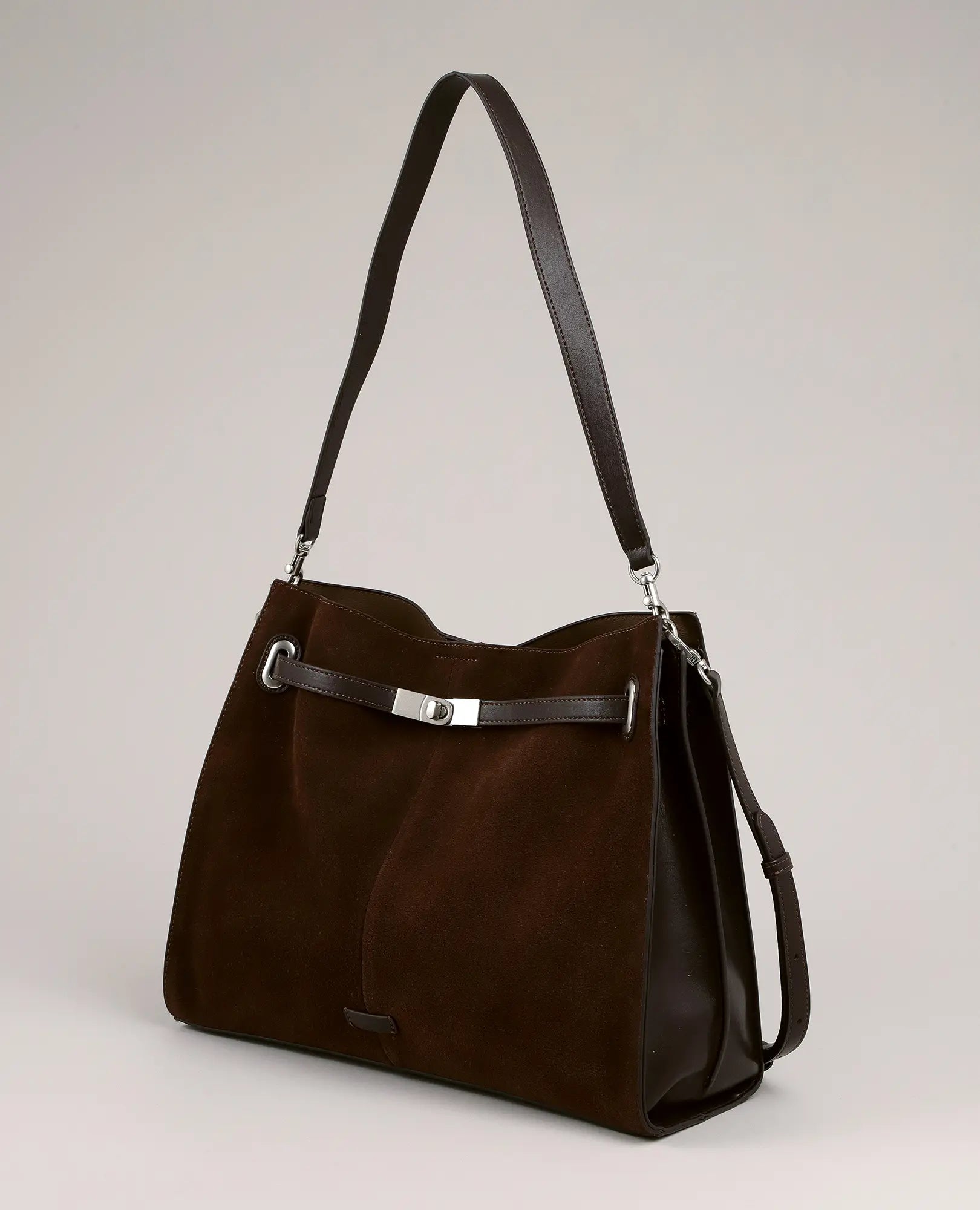 תיק צד עם רצועת כתף מדגם "לוסיה" של B-Unique Bags בצבע קפה, בעיצוב מינימליסטי עם רצועת כתף וקישוטי מתכת כסופים.