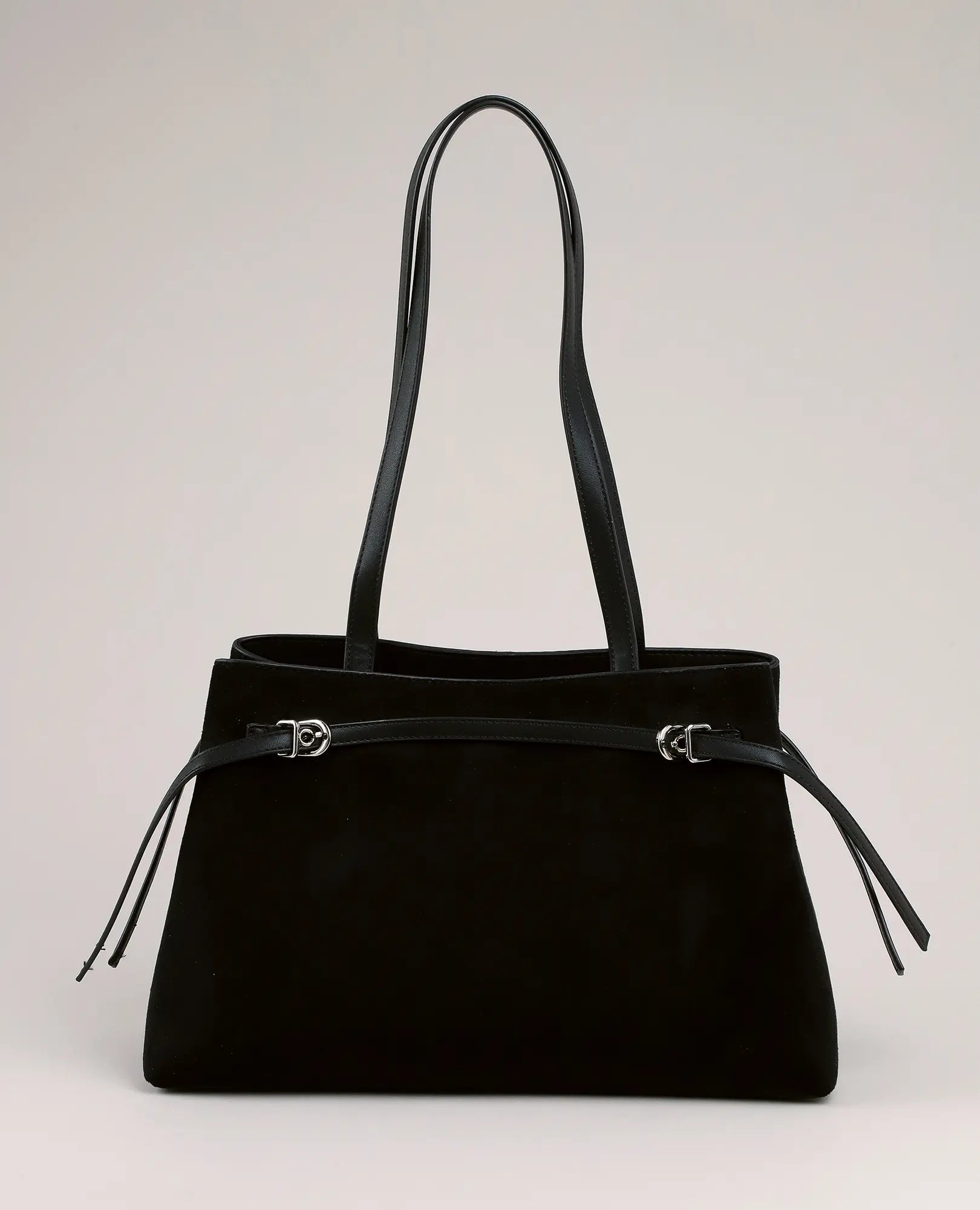 תיק צד "אלורה" של B-Unique Bags, דמוי עור שחור עם שתי ידיות ארוכות ורצועות צד, מונח על רקע בהיר.