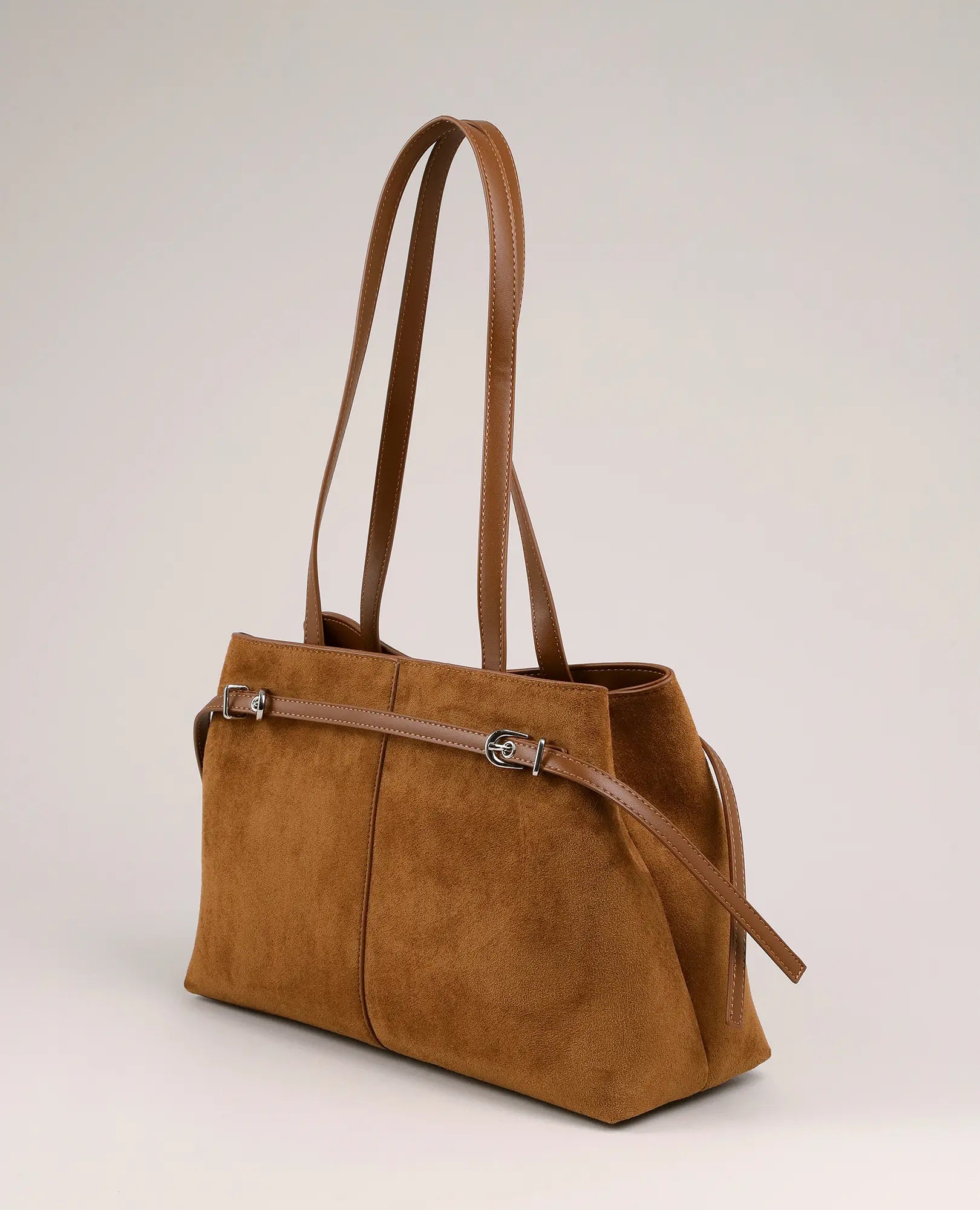 תיק צד "אלורה" בצבע חום מבית B-Unique Bags, דמוי עור עם רצועות כפולות בעיצוב פשוט ואלגנטי.