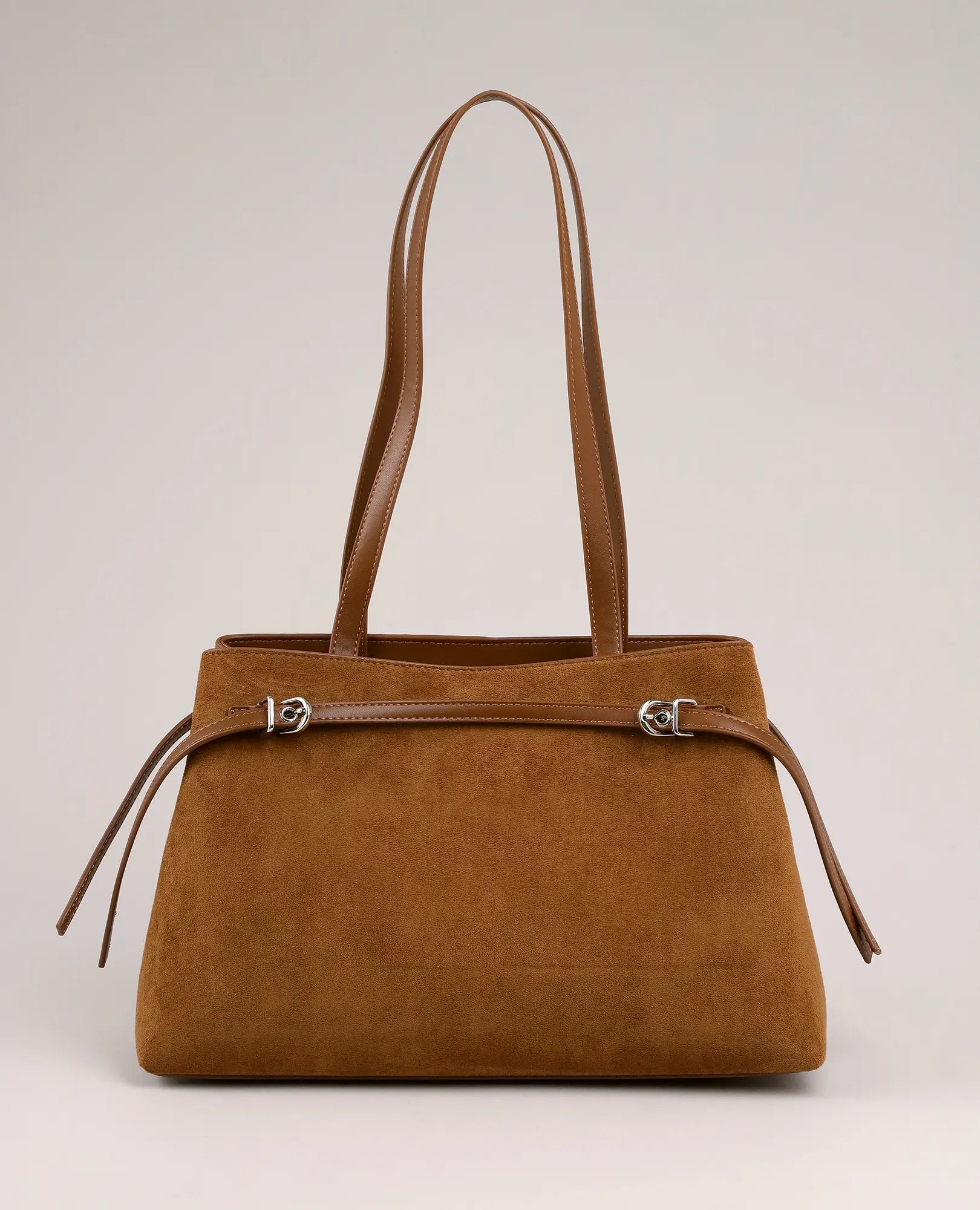 תיק צד "אלורה" בצבע חום מבית B-Unique Bags, עם רצועות כפולות ועיטורי אבזמים, מוצג על רקע ניטרלי.