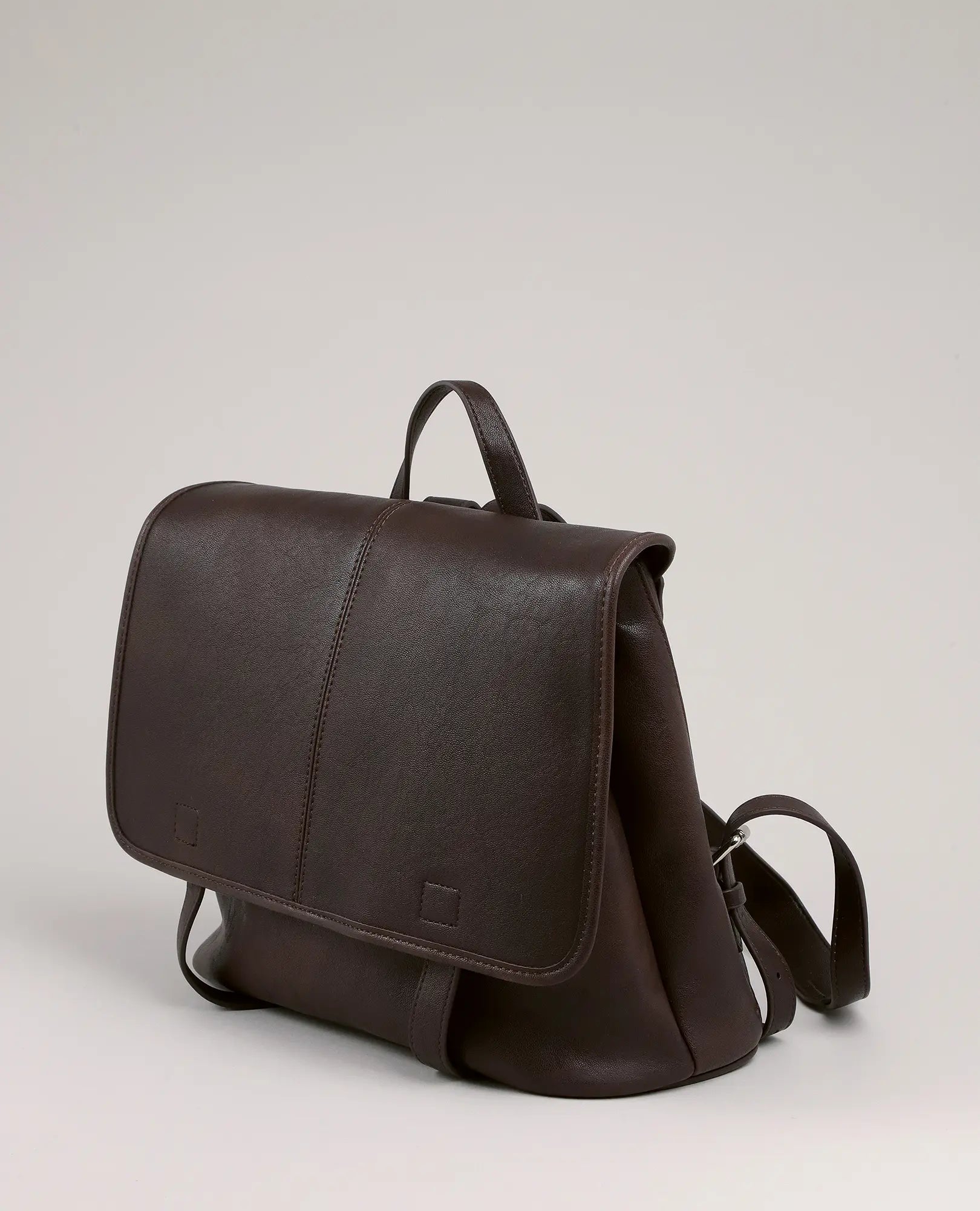 תיק הגב "ילקוט-נינה" מבית B-Unique Bags הוא תיק גב מעור חום כהה עם ידית עליונה ורצועות כתף.
