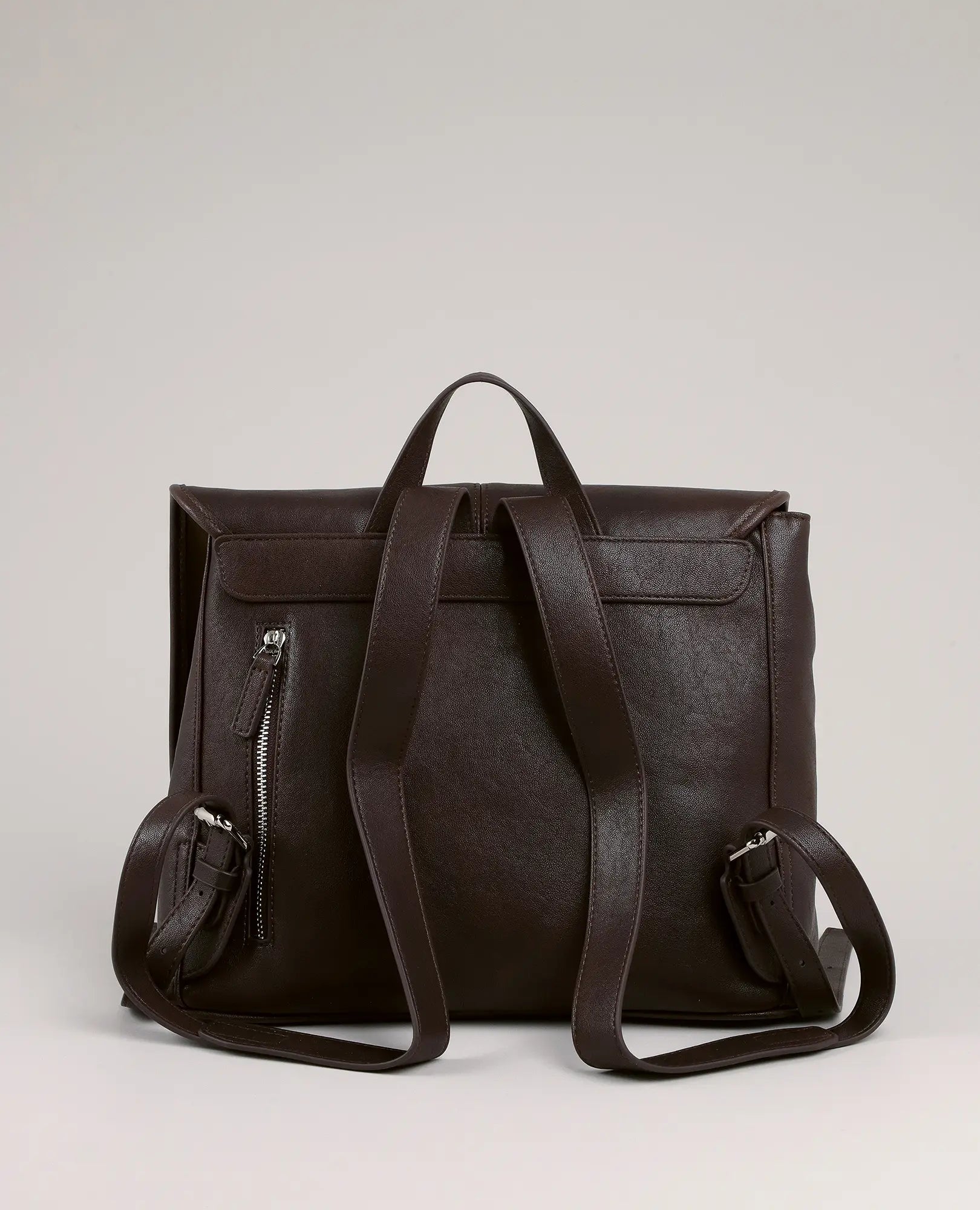 תיק גב "נינה" מבית B-Unique Bags, מעור חום כהה, עם רצועות כפולות, ידית עליונה וכיס צדדי עם רוכסן.