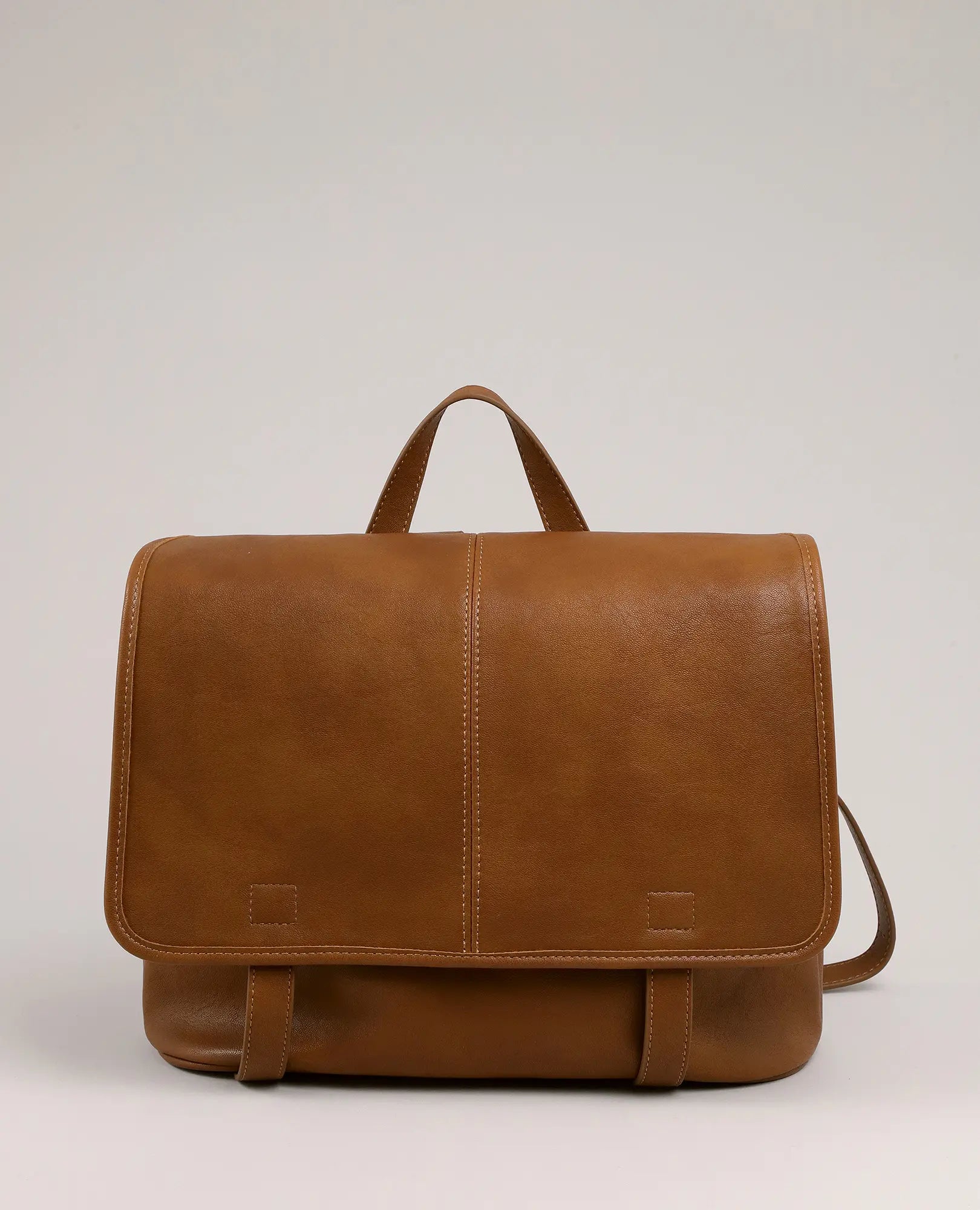 תיק גב מסוג "ילקוט-נינה" בצבע קאמל מבית B-Unique Bags, עם ידית עליונה ודש קדמי, צולם על רקע בהיר.