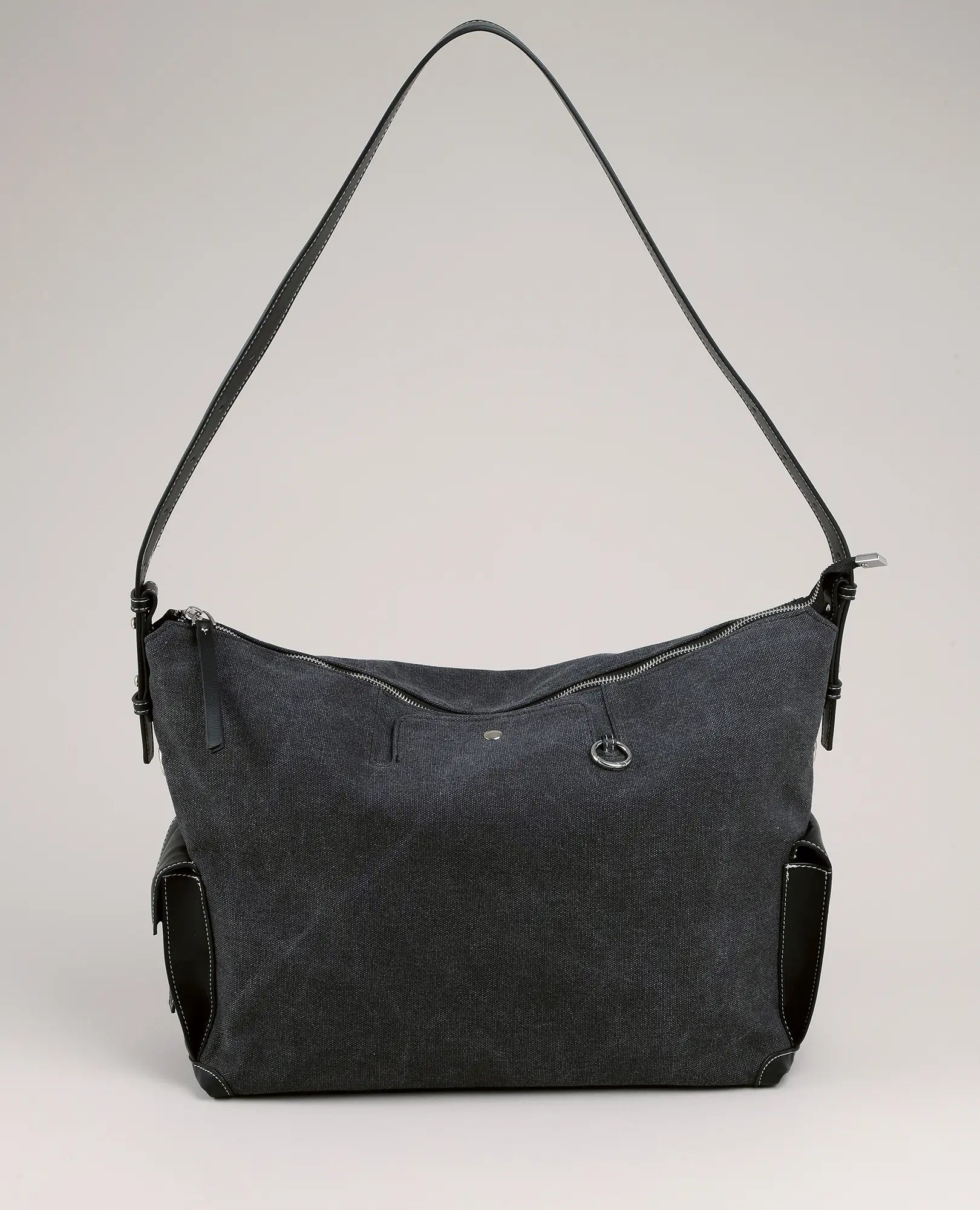 תיק צד מבד קנבס של B-Unique Bags בצבע שחור, עם עיטורי עור, רוכסן וכיסים צדדיים על רקע ניטרלי.