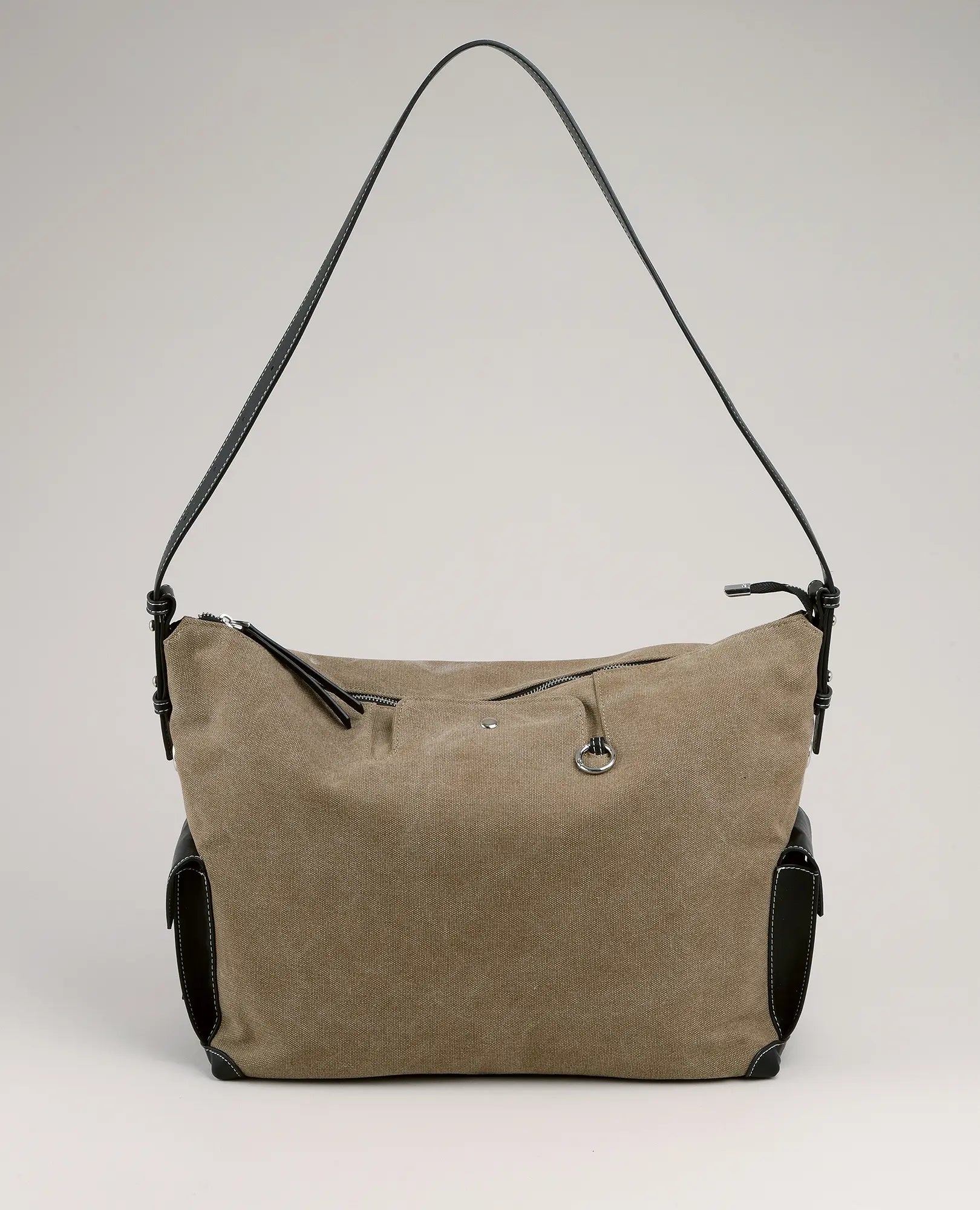 תיק צד מבד קנבס של B-Unique Bags בגוון טאופי עם עור שחור, רוכסן, כיסים בצדדים ורצועה אחת.