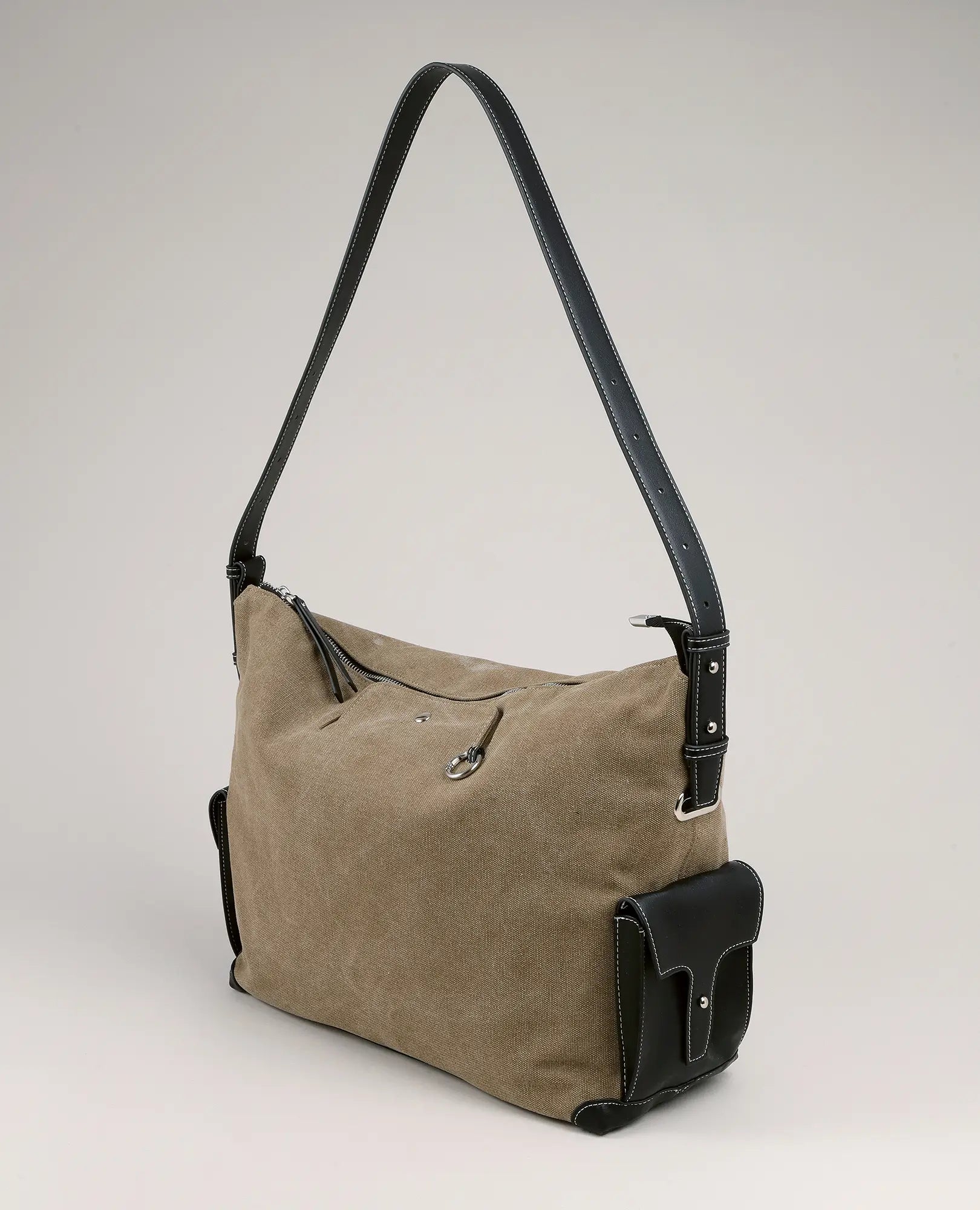 תיק צד מבד קנבס - דגם "שירה" של B-Unique Bags בצבע חאקי, עם רצועת צד מעור שחורה וכיסי צד.