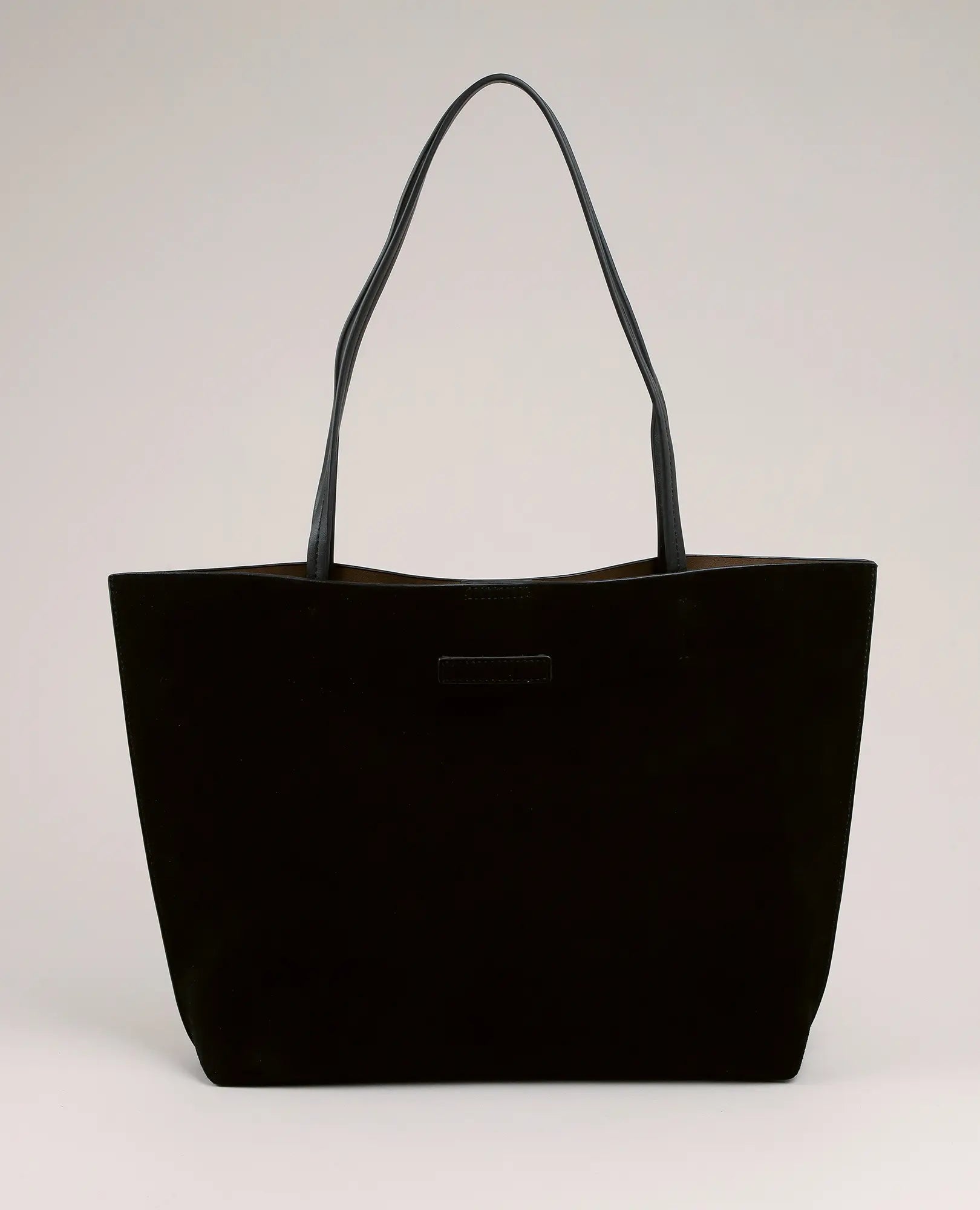 תיק צד גדול בצבע שחור מבית B-Unique Bags, בעיצוב אלגנטי עם שתי רצועות כתף, מוצג על רקע בהיר.