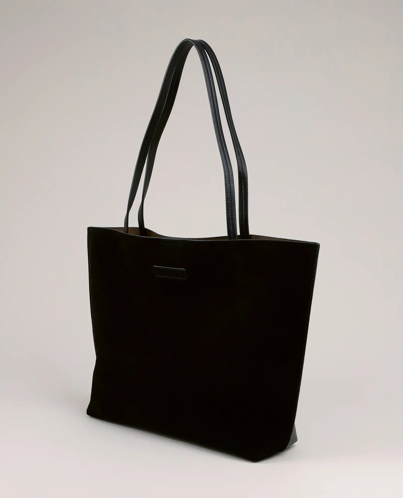 תיק צד גדול - דגם "איב" של B-Unique Bags מבד זמש שחור עם רצועות כפולות, מצולם על רקע בהיר.