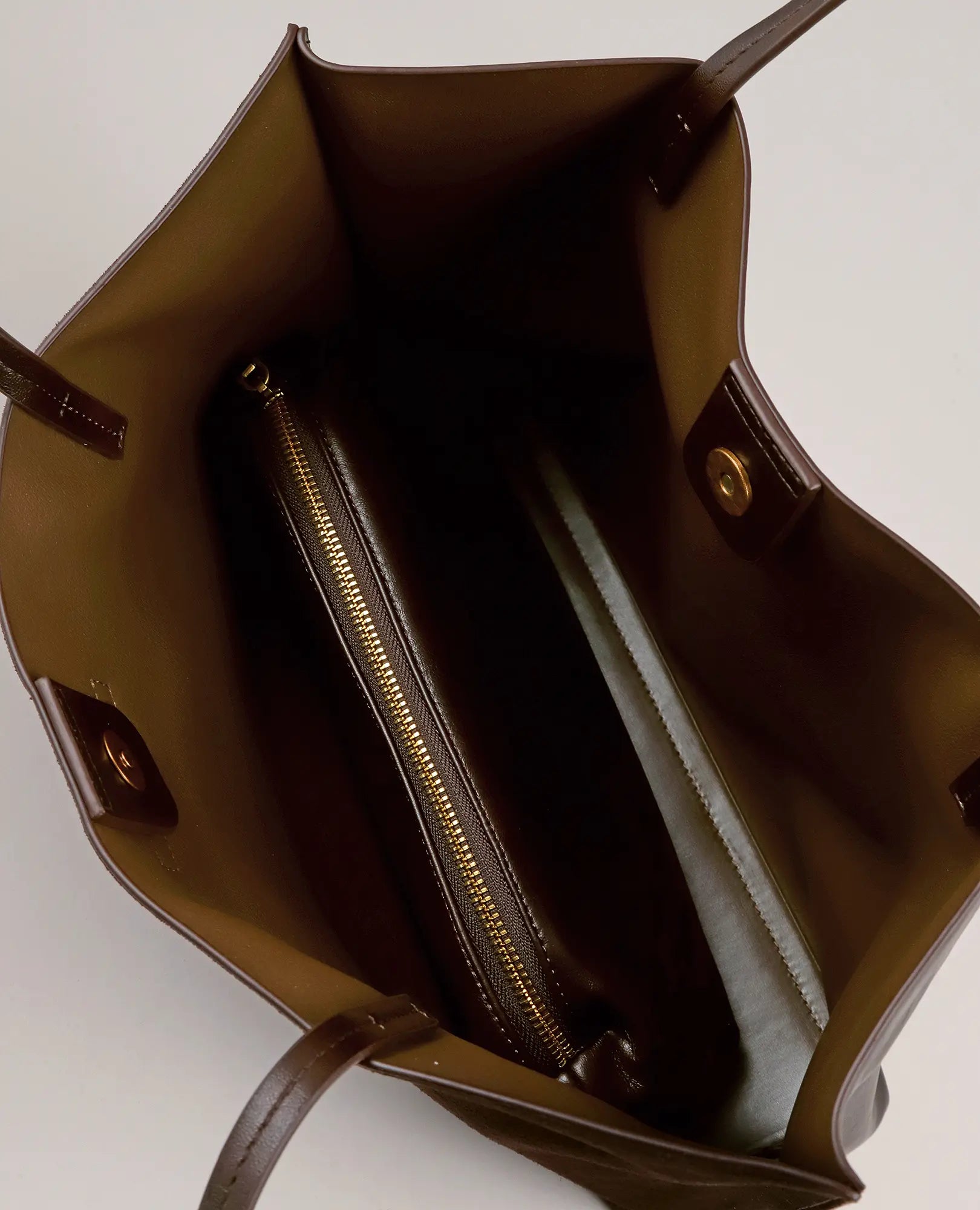 מבט מלמעלה על תיק צד גדול - איב מבית B-Unique Bags, תיק לנשים מעור חום עם תא פנימי, רוכסן וסגירת מגנט.
