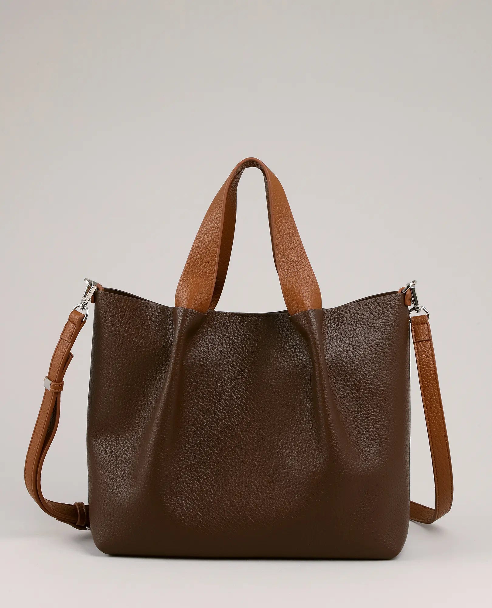 תיק צד מתכוונן של B-Unique Bags בצבע קפה, עם ידיות קצרות ורצועה ארוכה מתכווננת, על רקע חלק.