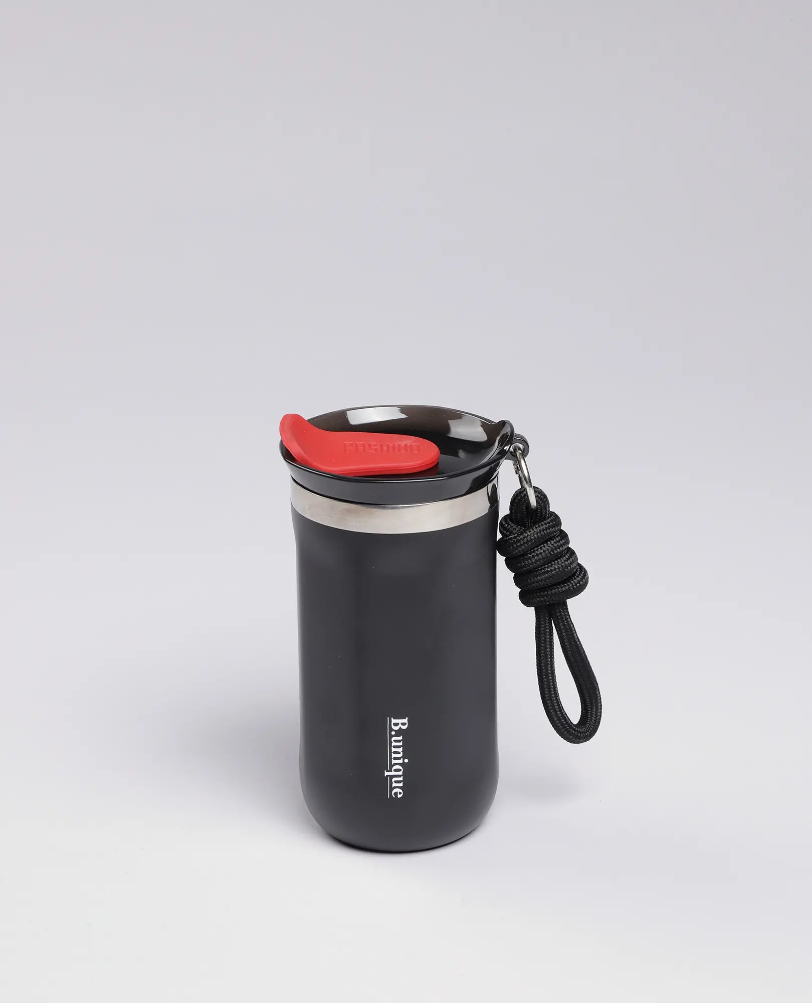 כוס תרמית 350 מ"ל שחור של B Unique עם מכסה אדום וידית חוט, לוגו המותג ברקע ניטרלי.