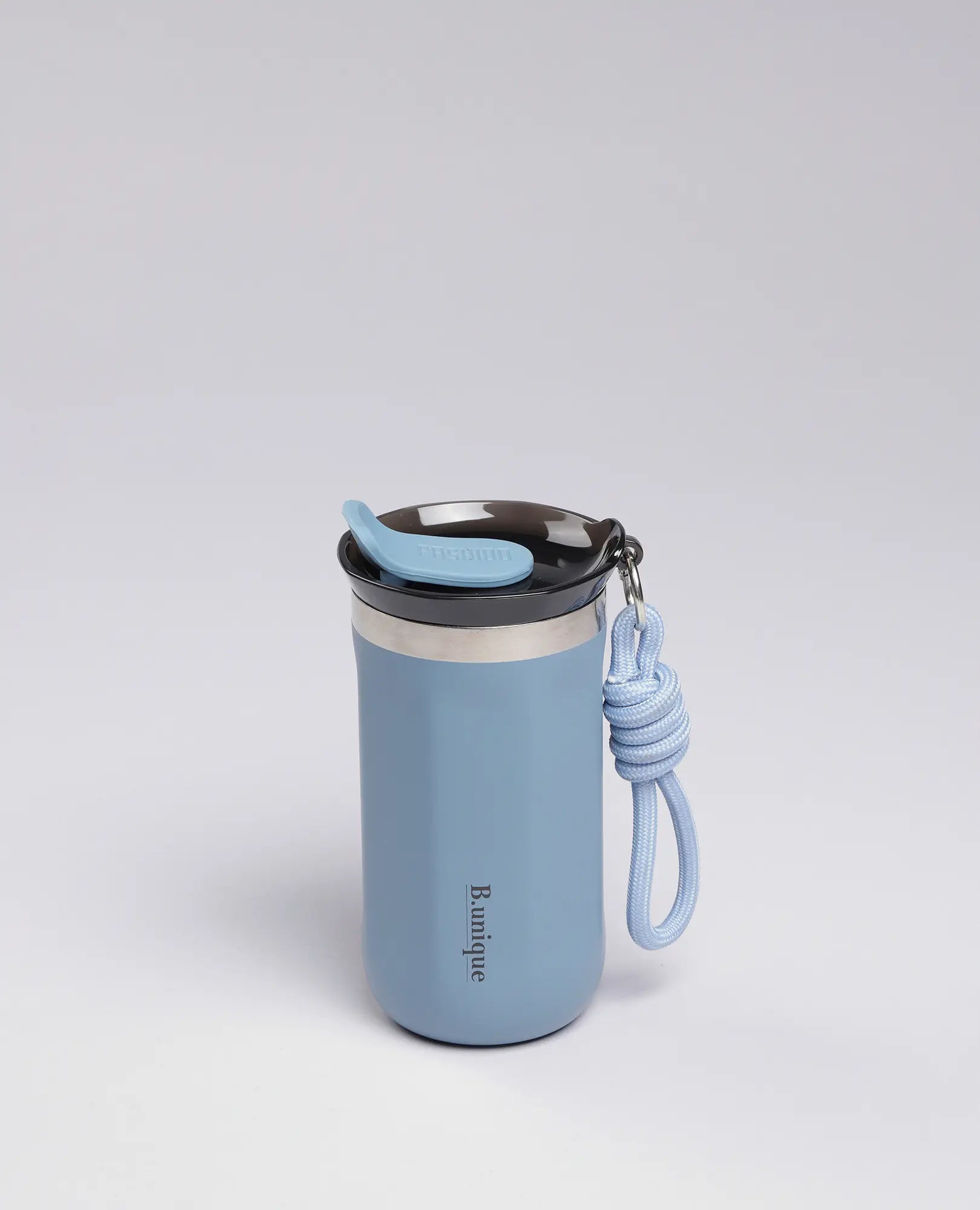 B Unique תרמית כוס 350 מ"ל בצבע כחול עם מכסה שחור, כפית כחולה ורצועה תואמת על רקע לבן.