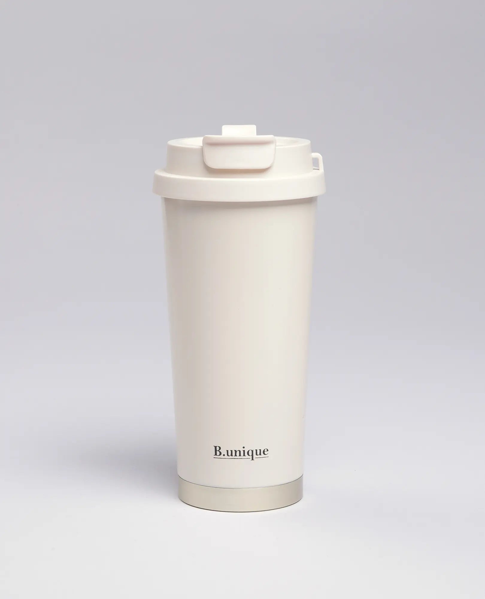 כוס תרמית 530 מ"ל בצבע קרם של B Unique עם מכסה, מושלמת לשתייה חמה, על רקע בהיר ופשוט.