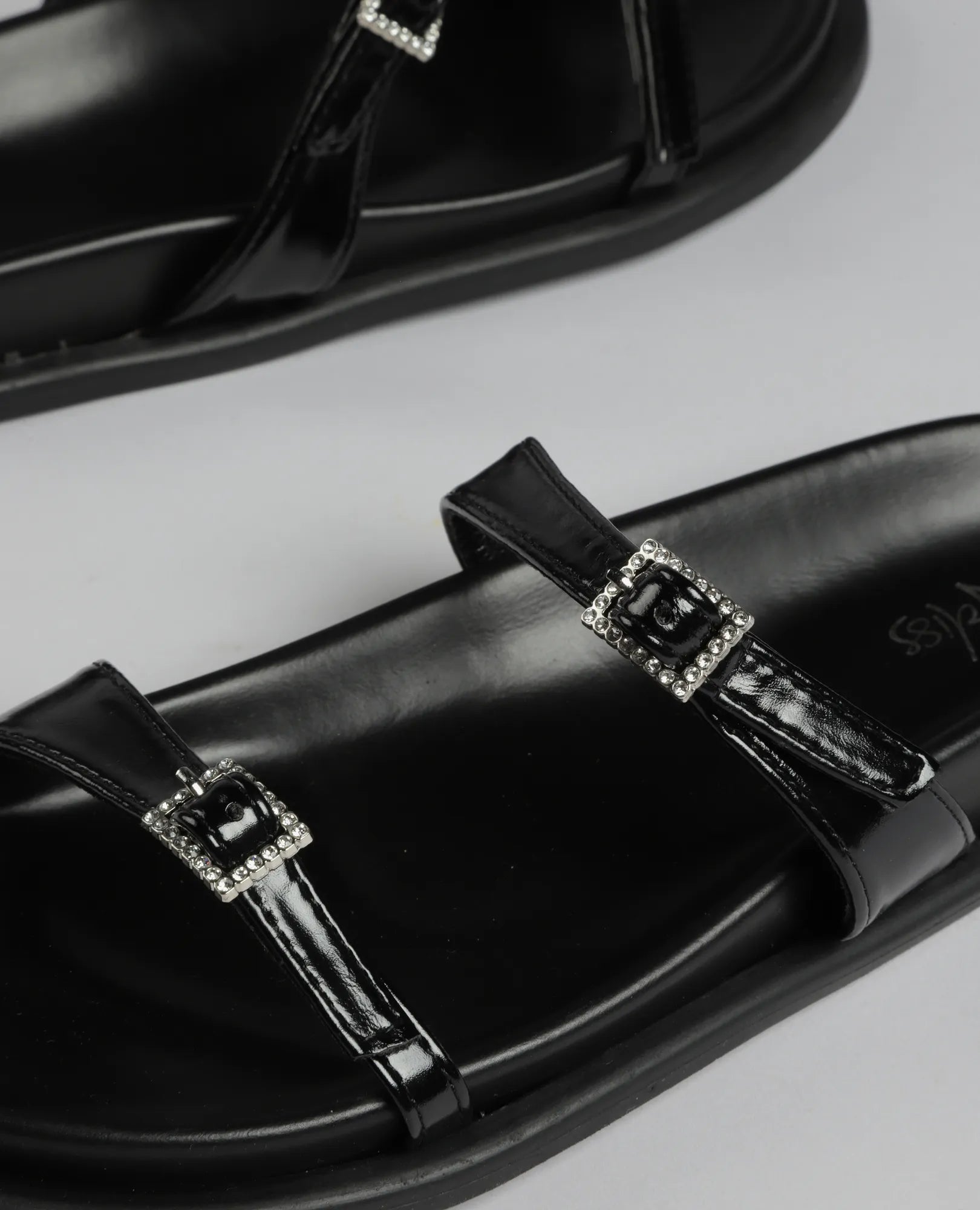 כפכפי רצועות - איריס - B Unique - סנדלים