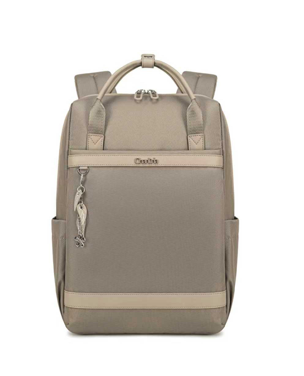 תיק מחשב נייד עם תא קדמי בצבע חאקי מבית B-Unique Bags, הכולל ידית נשיאה, כיס קדמי עם רוכסן ותליון דג כסוף.