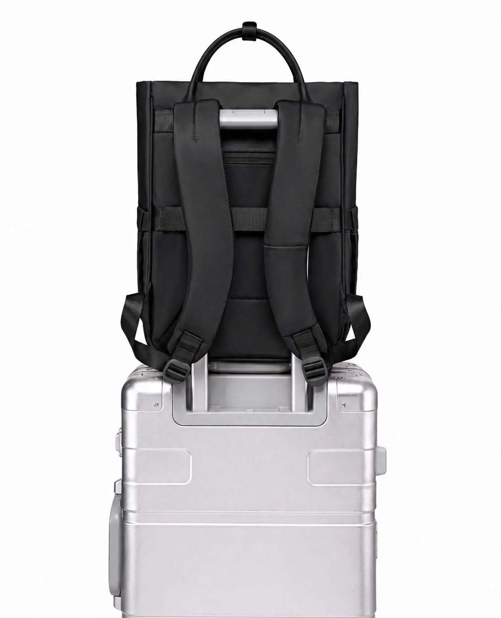 תיק מחשב נייד מלבני של B-Unique Bags בצבע שחור עם רצועות מרופדות מונח על מזוודת טרולי כסופה.