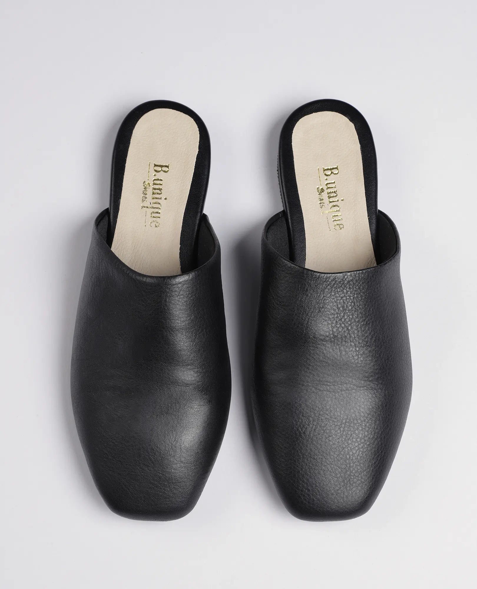 כפכפים שטוחים של B.unique לנשים – כפכפים שחורים אופנתיים בעיצוב מיול עם רפידות בז'.