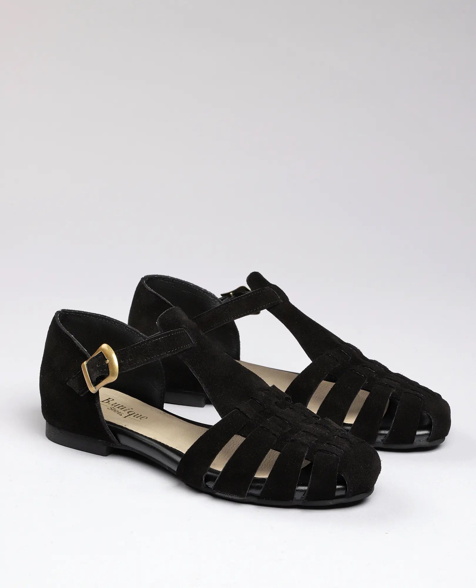 B.unique סנדלי רצועות - קאסי בצבע שחור, סנדל סגור מעור זמש, עקב סגור ואבזם זהב ברצועת הקרסול.