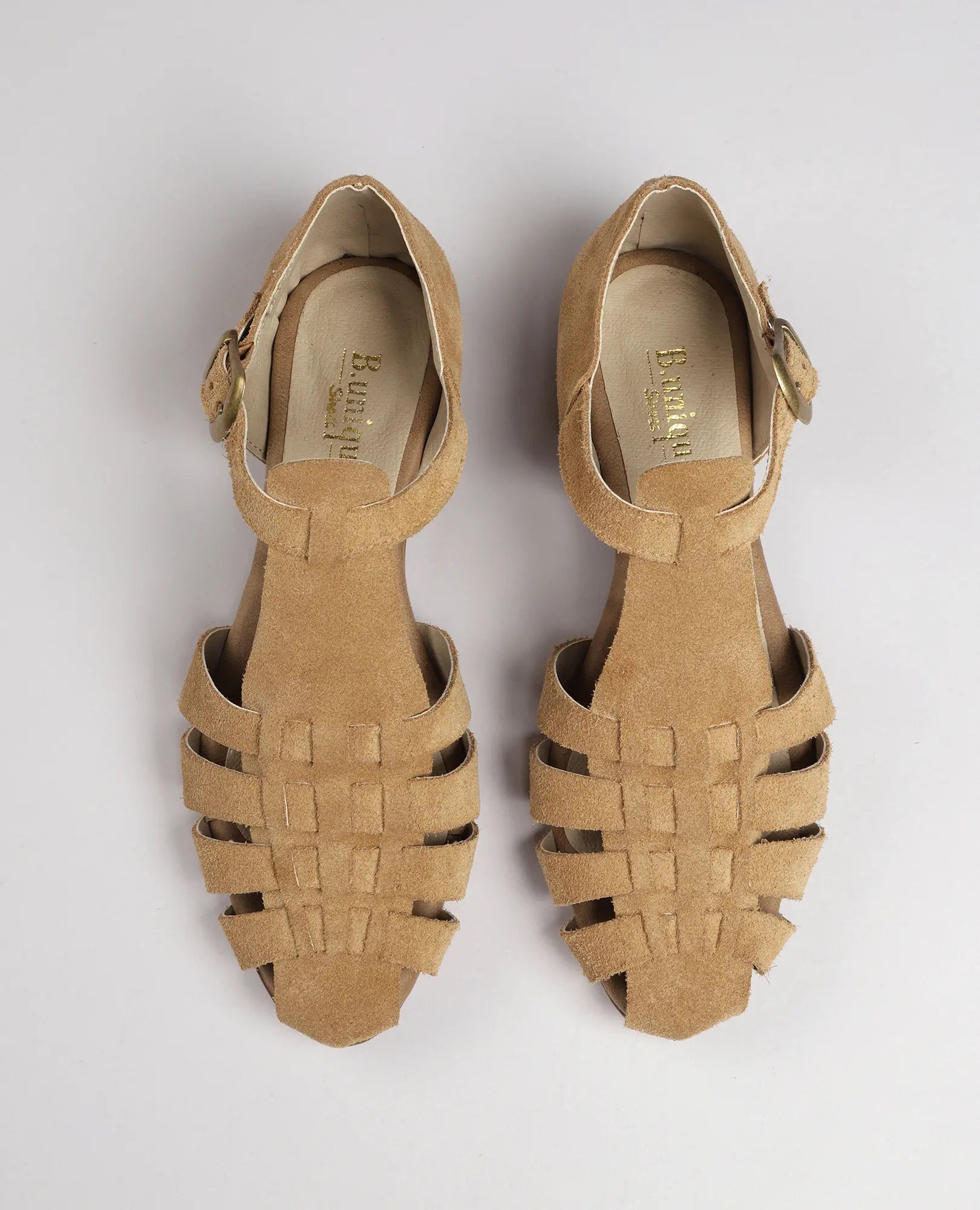 סנדלי רצועות - דגם "קאסי" של B.unique בצבע קאמל, מצולמים מלמעלה על רקע בהיר.
