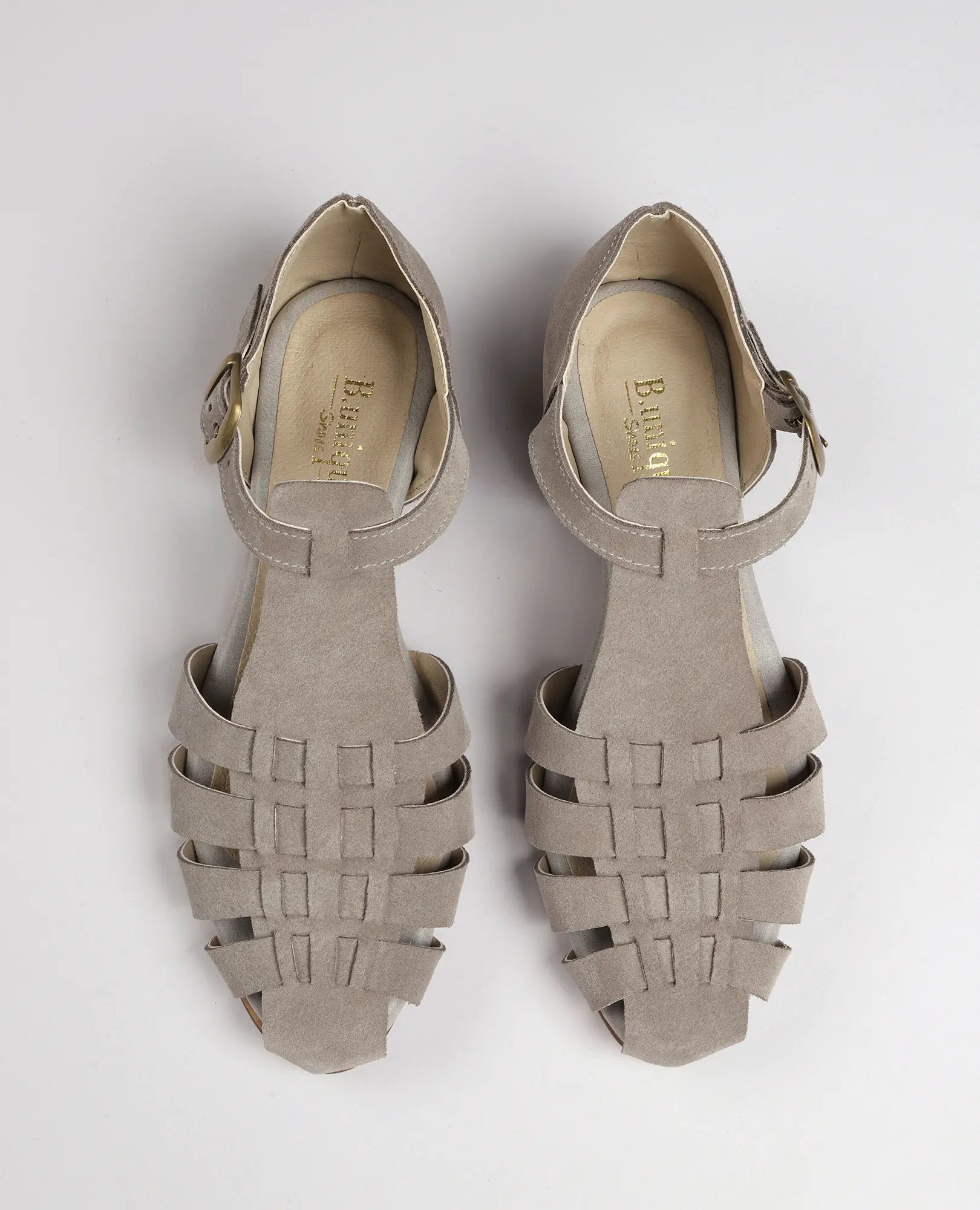 סנדלי רצועות - דגם "קאסי" של B.unique בצבע טאופ-2, מעור זמש עם רצועת קרסול ועיצוב קלוע, במבט על.