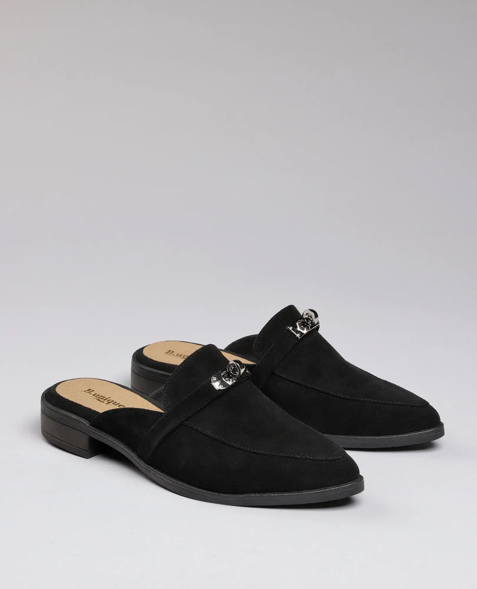 כפכפי מוקסין-ניקי של B.unique בעור זמש שחור, עם עקב נמוך ושרשרת כסף, בעיצוב קלאסי.