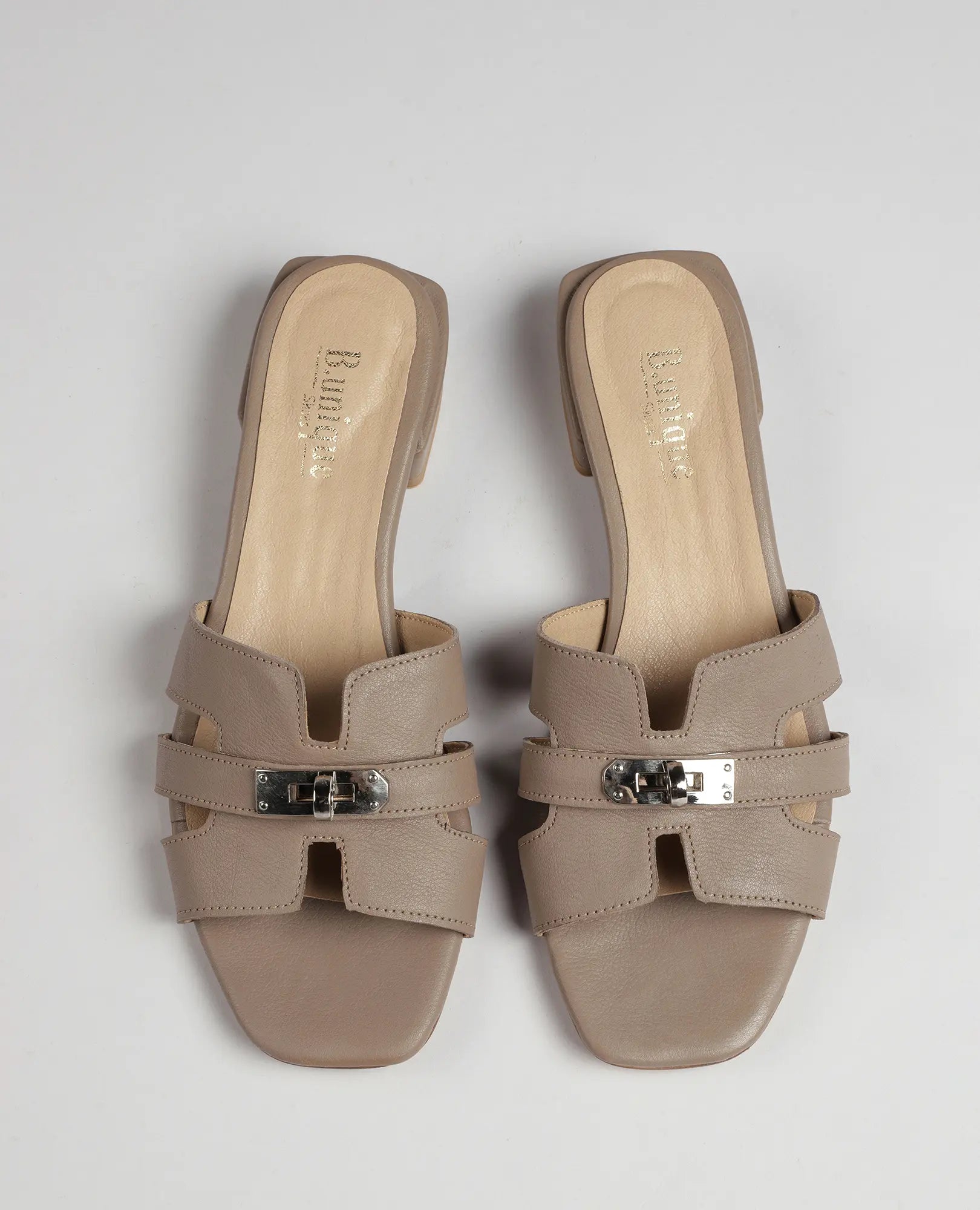 B.unique כפכפי רצועות עם אבזם - נעה: כפכפים בצבע בז', רצועות H רחבות ואבזם מתכת, בעיצוב קלאסי.