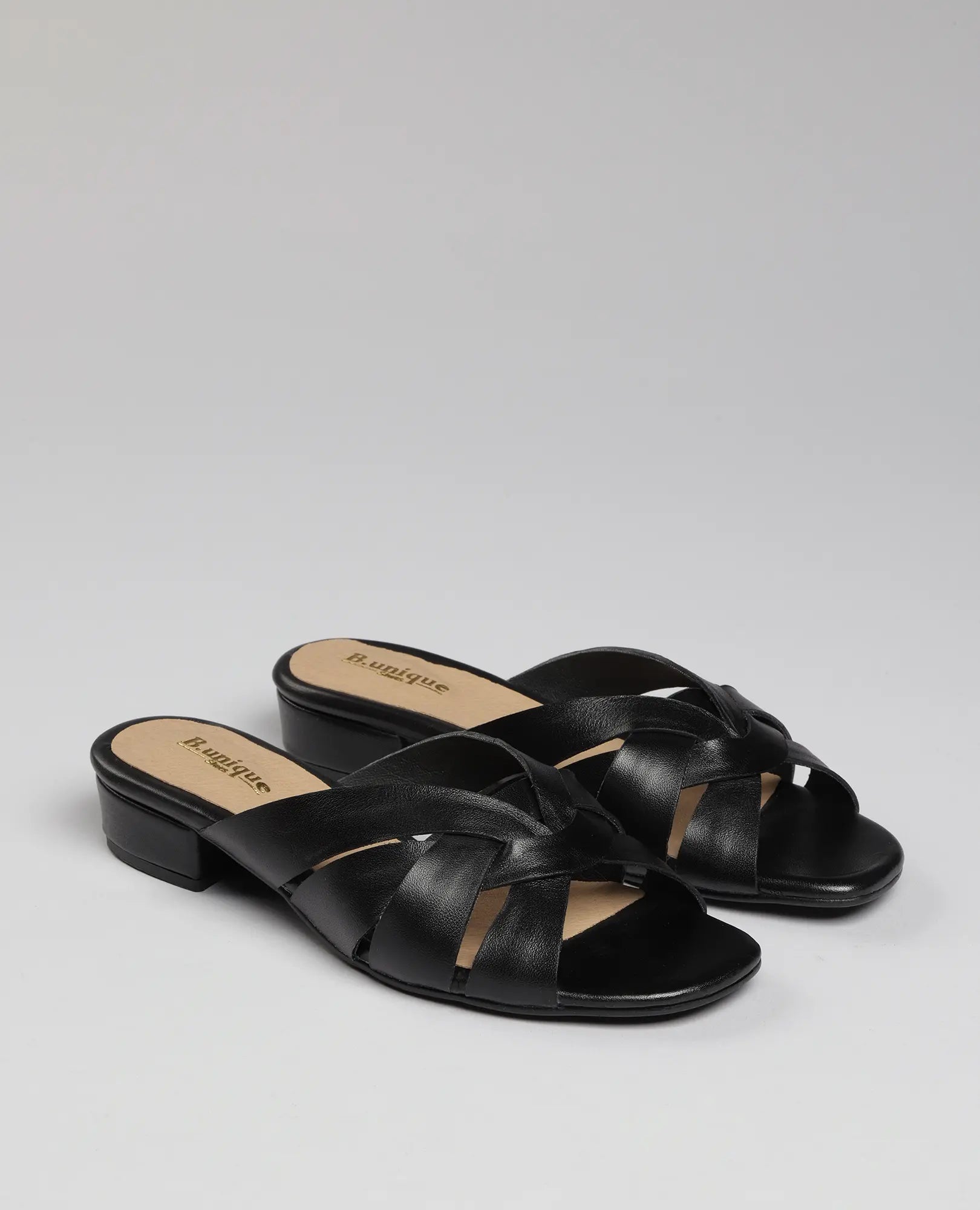 כפכף עם רצועות משולבות – דגם "סאלי" של B.unique בצבע שחור, בעיצוב קלאסי עם רצועות עור מצטלבות.