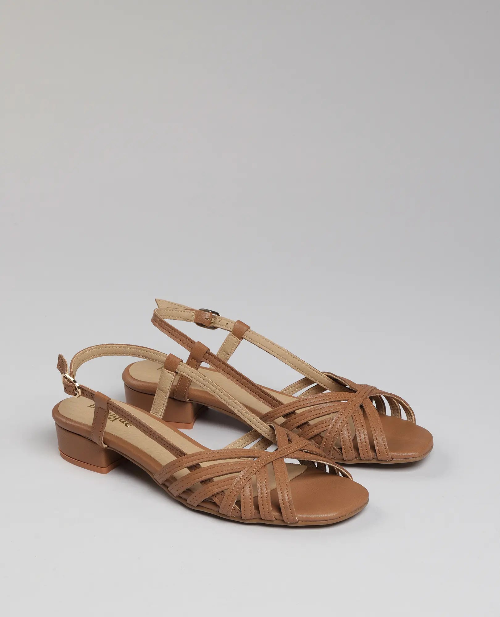 דגם "סנדלי עקב-שרלין" מבית B.unique כולל עקבים נמוכים ורחבים ורצועות בקרסול, המוצג על רקע בהיר וחלק.