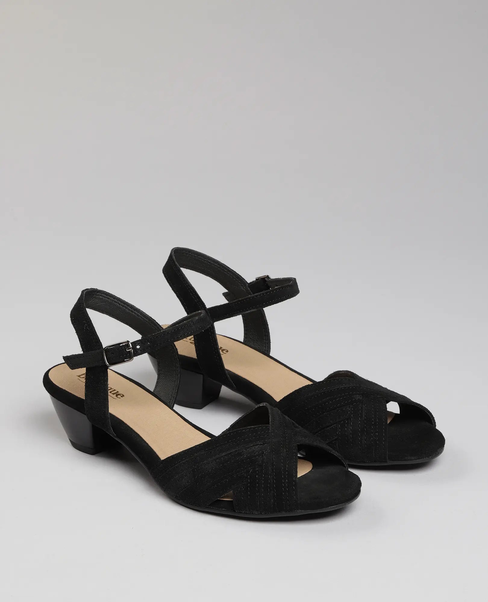 סנדלי עקב "אלואיז" מבית B.unique: סנדלי עקב שחורים עם רצועות מצטלבות, עקב בינוני ועור איכותי.