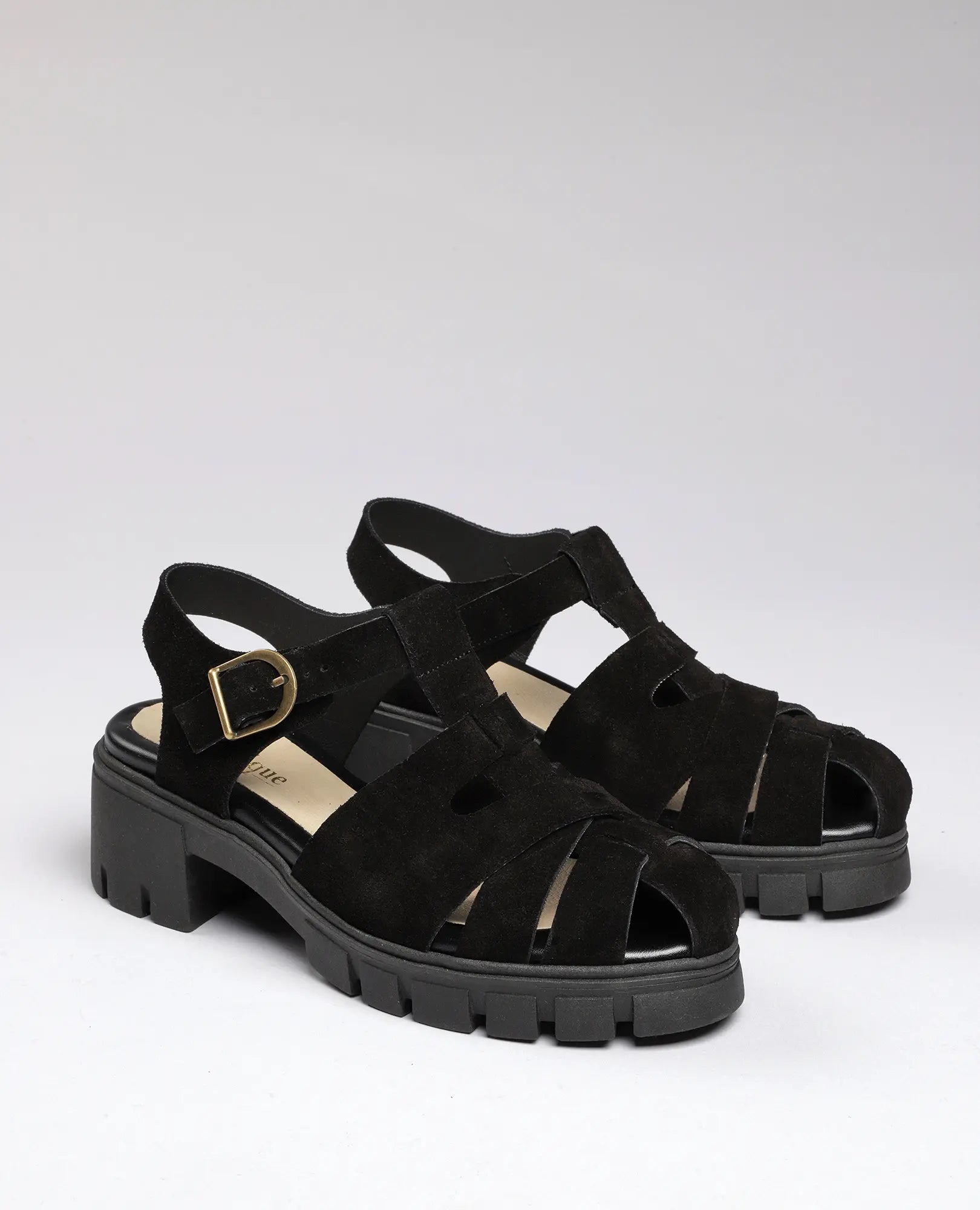 זוג סנדלי גלדיאטור שחורים מדגם "אינס" של B.unique, עם עקבים עבים, חיתוכים מעוצבים ורצועת אבזם על רקע חלק.