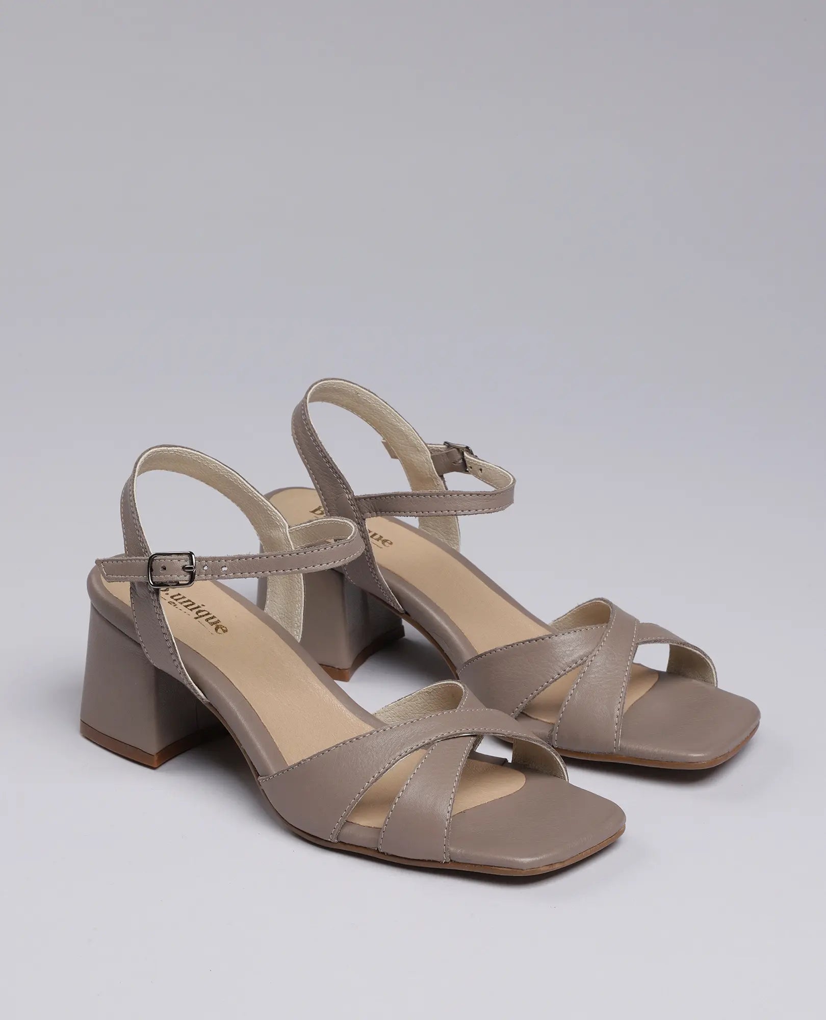 סנדלי עקב "סקרלט" של B.unique עם רצועת קרסול ורצועות מצטלבות בחזית, על רקע בהיר.