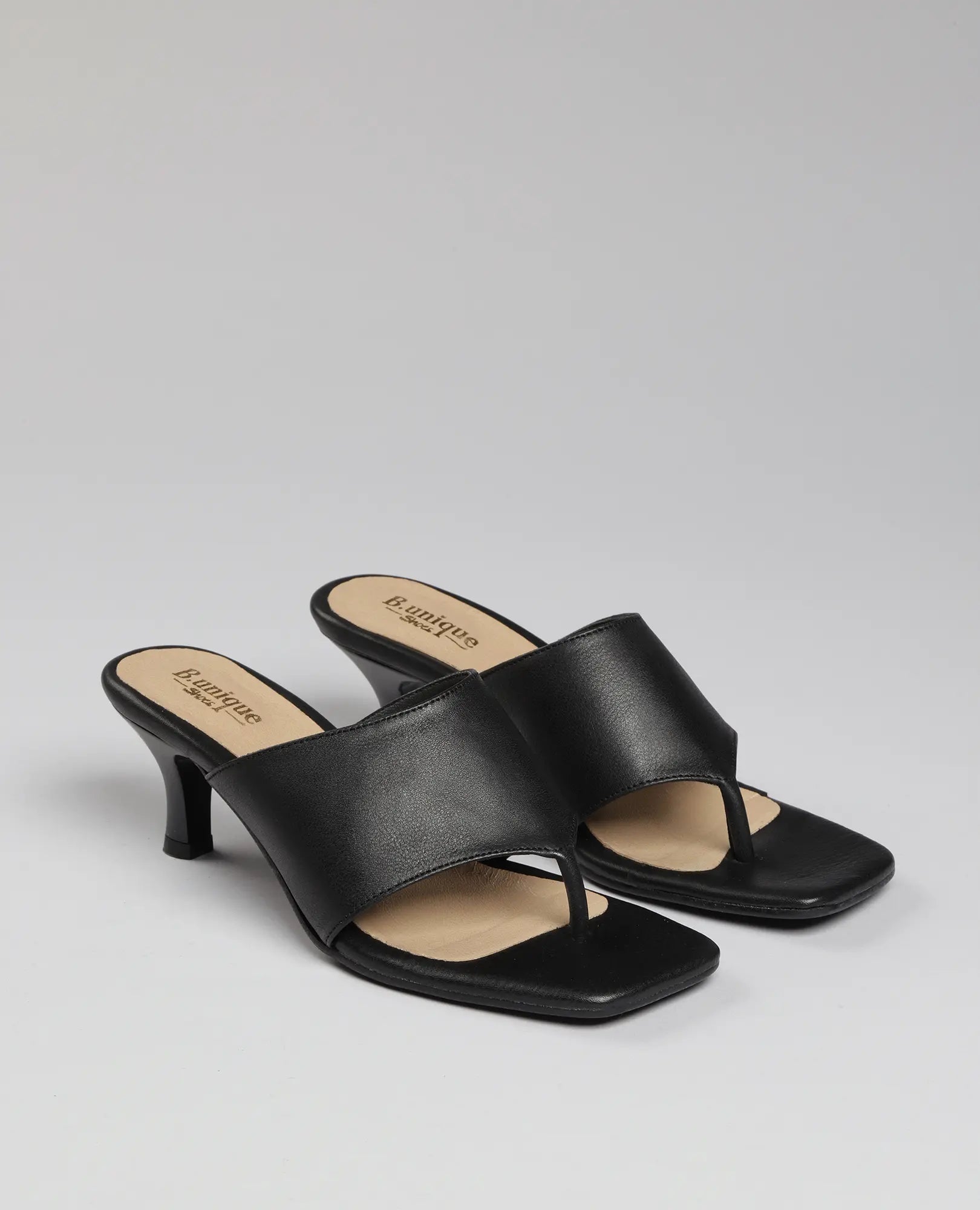 ה-אמרי- כפכף אצבע על עקב מבית B.unique: נעלי מולה שחורות עם עקב, רצועה רחבה וקצה מרובע, מושלמות לנעלי נשים.