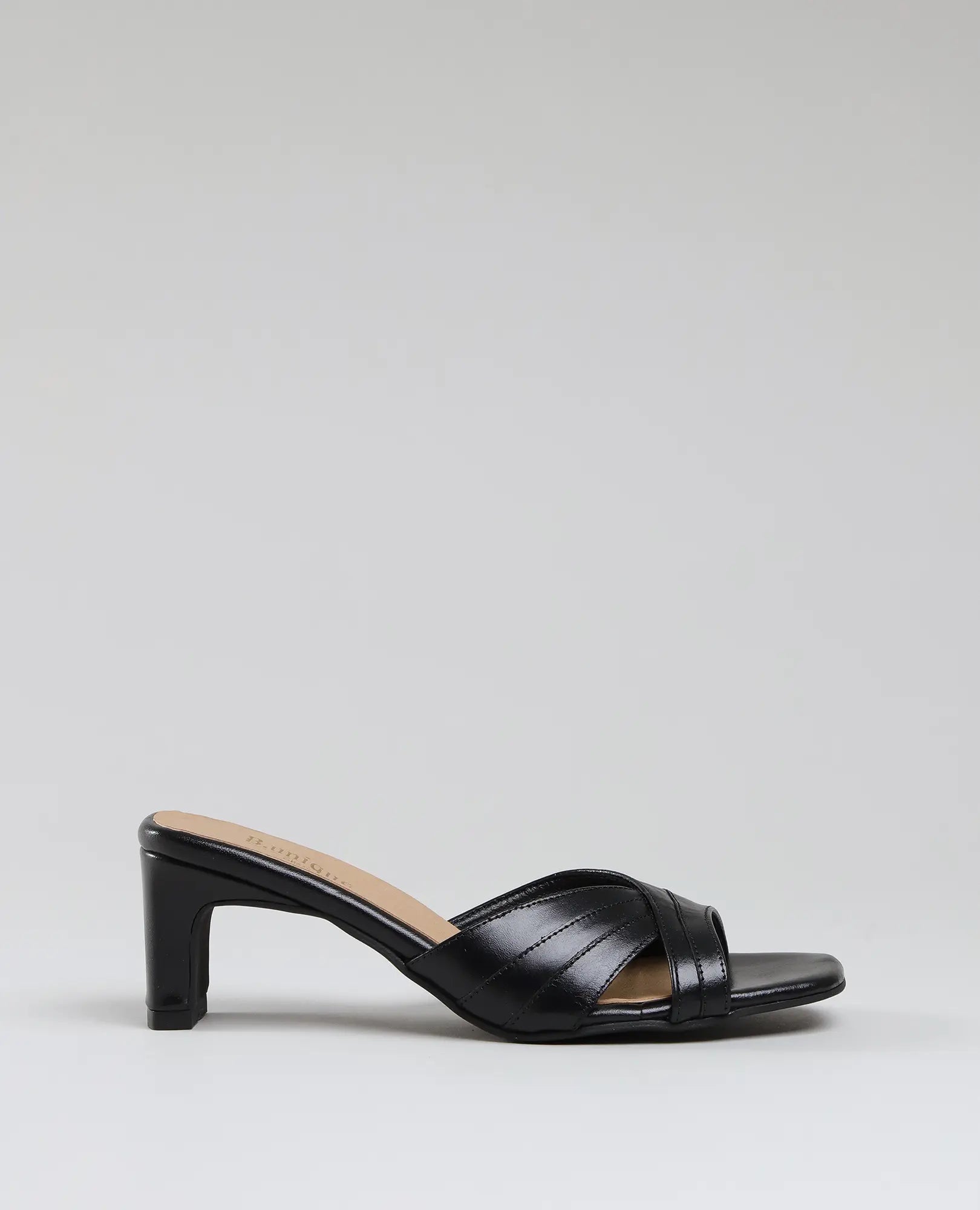 B.unique כפכפי עקב - ארגמן: כפכפים שחורים עם רצועות רחבות בצורת שתי וערב, אצבעות פתוחות ועקב בלוק בינוני.