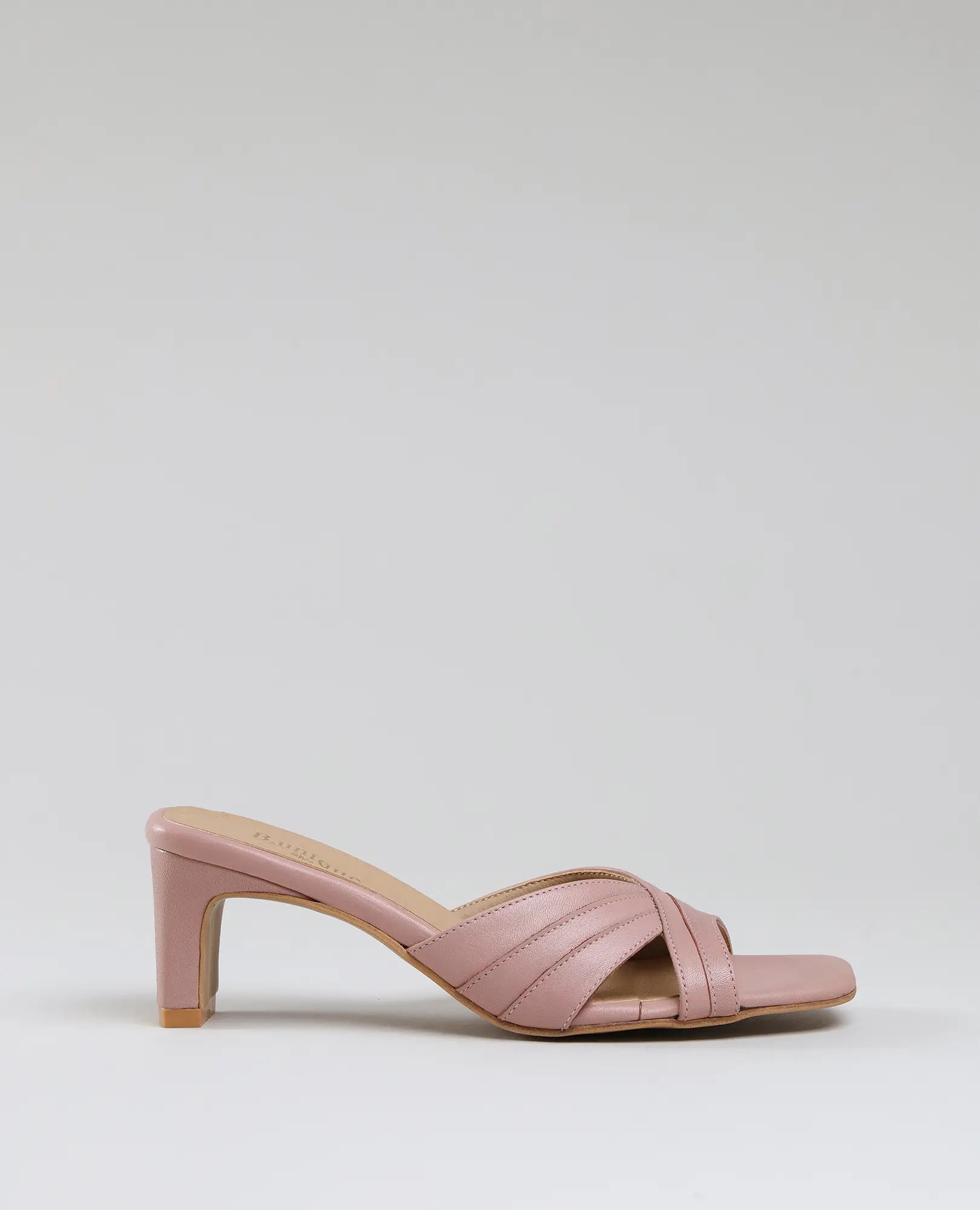 כפכפי עקב בצבע ארגמן מבית B.unique, בעיצוב סגול עם רצועות צולבות, עקב בינוני ועור איכותי.