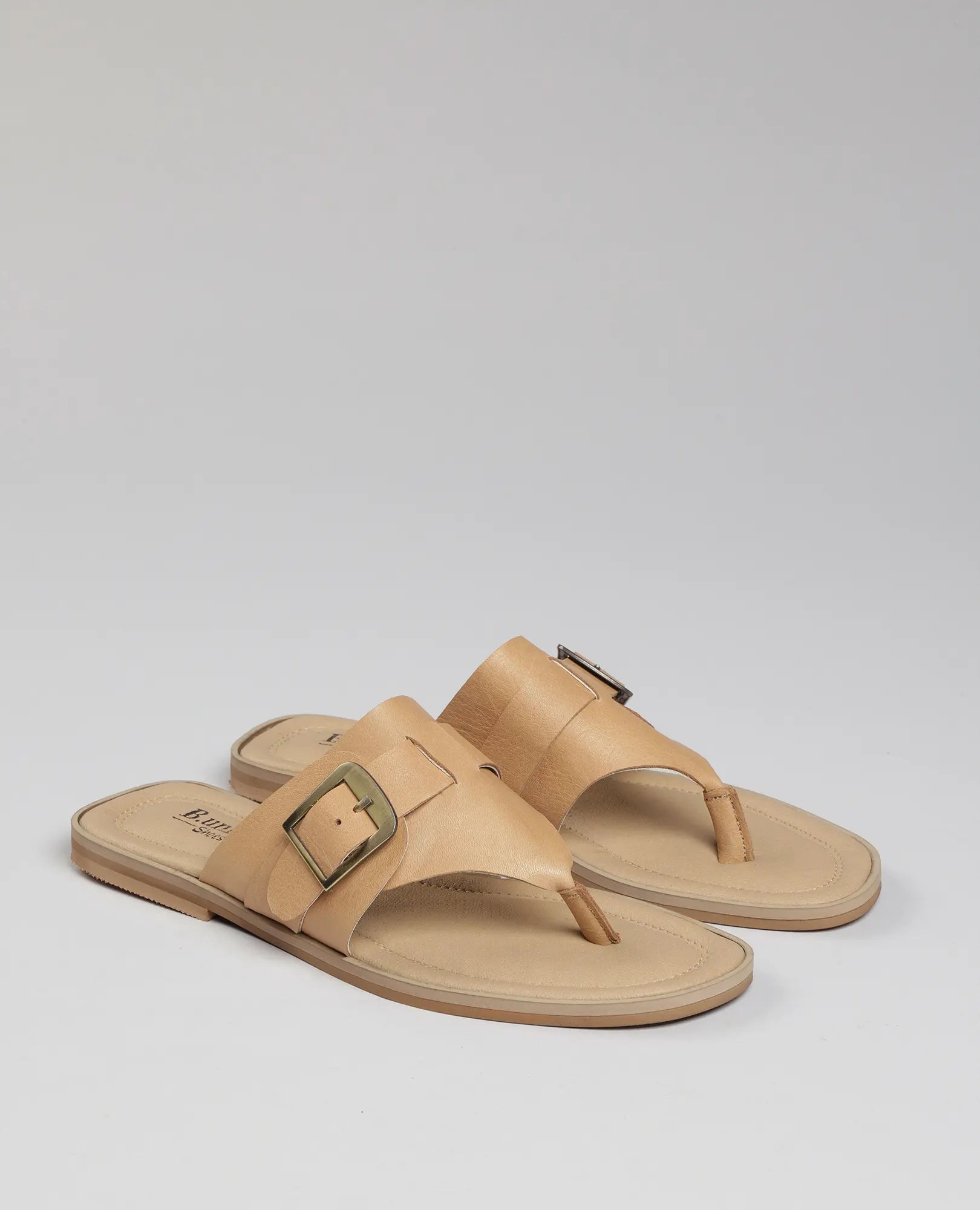 כפכפי אצבע עם אבזם - לורל לנשים מבית B.unique, מוצגים על רקע בהיר ונקי.