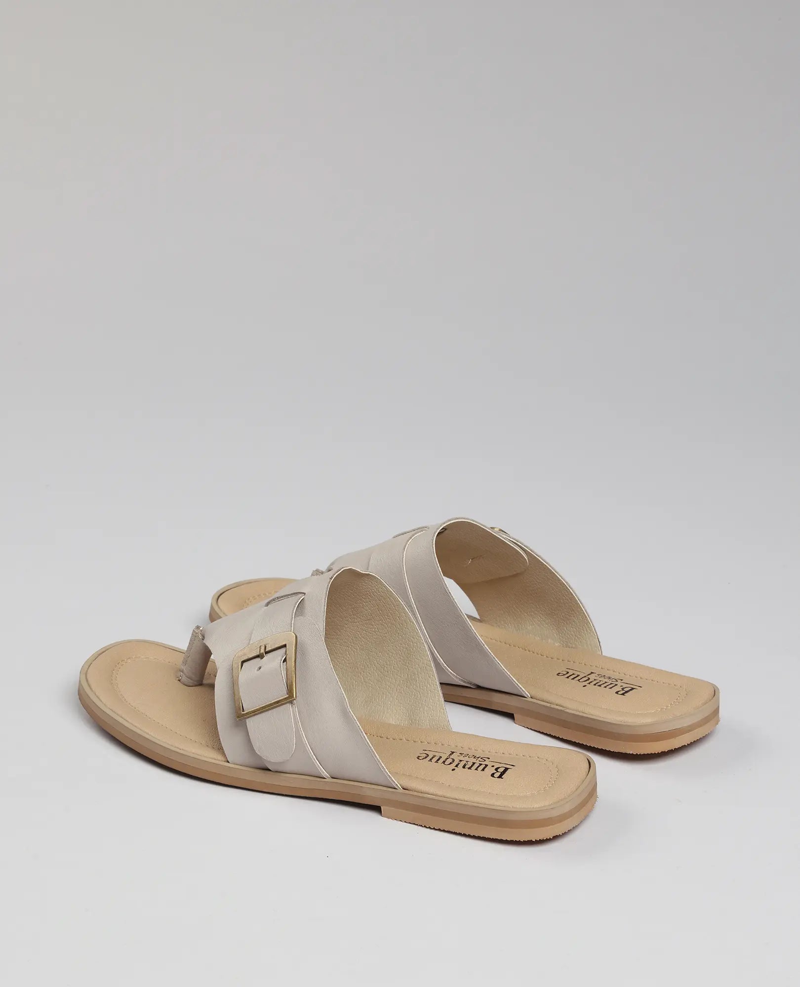 כפכפי אצבע עם אבזם-לורל לנשים בעיצוב אופנתי מבית B.unique, מוצגים על רקע בהיר.