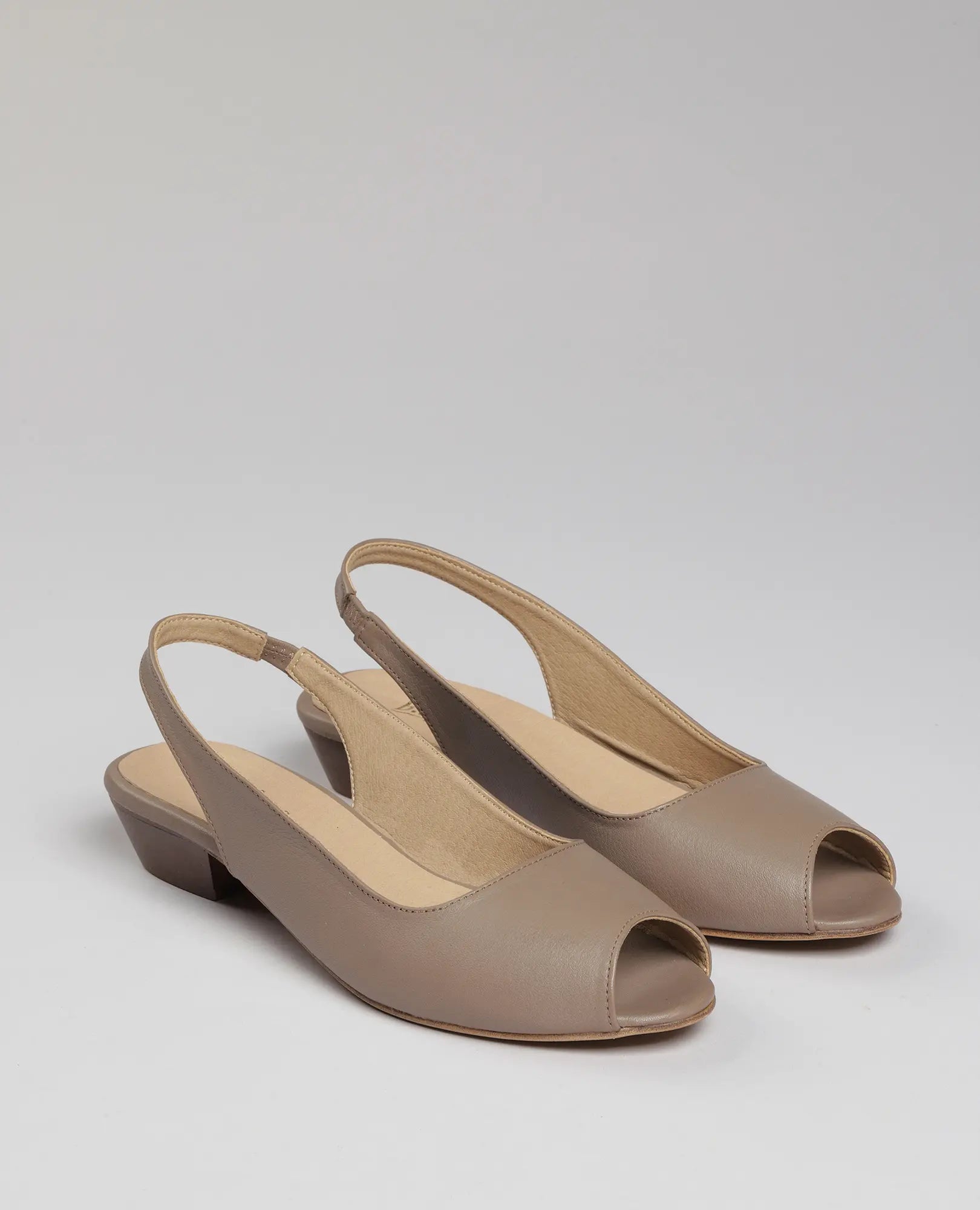 זוג סנדלי עקב B.unique - סוזי בצבע טאופ על רקע אפור בהיר.