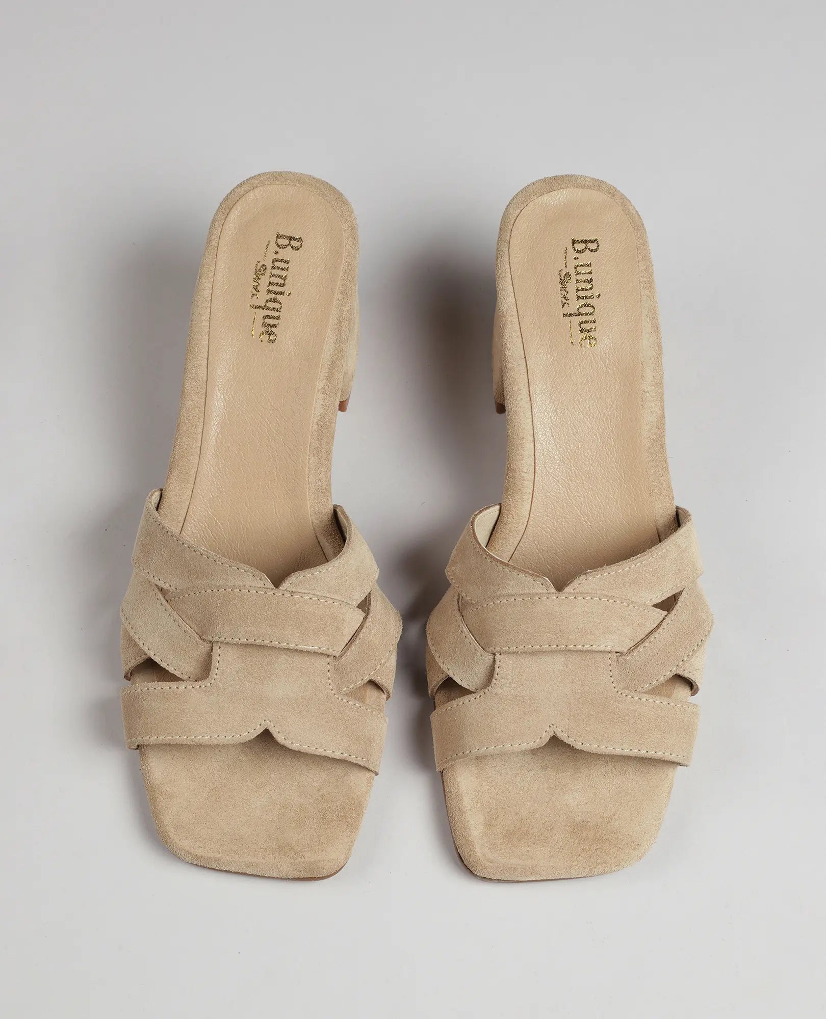 כפכפי עקב - מרגי מבית B.unique מעור זמש בז', עם עקב רחב, רצועות קלועות וחזית מרובעת.