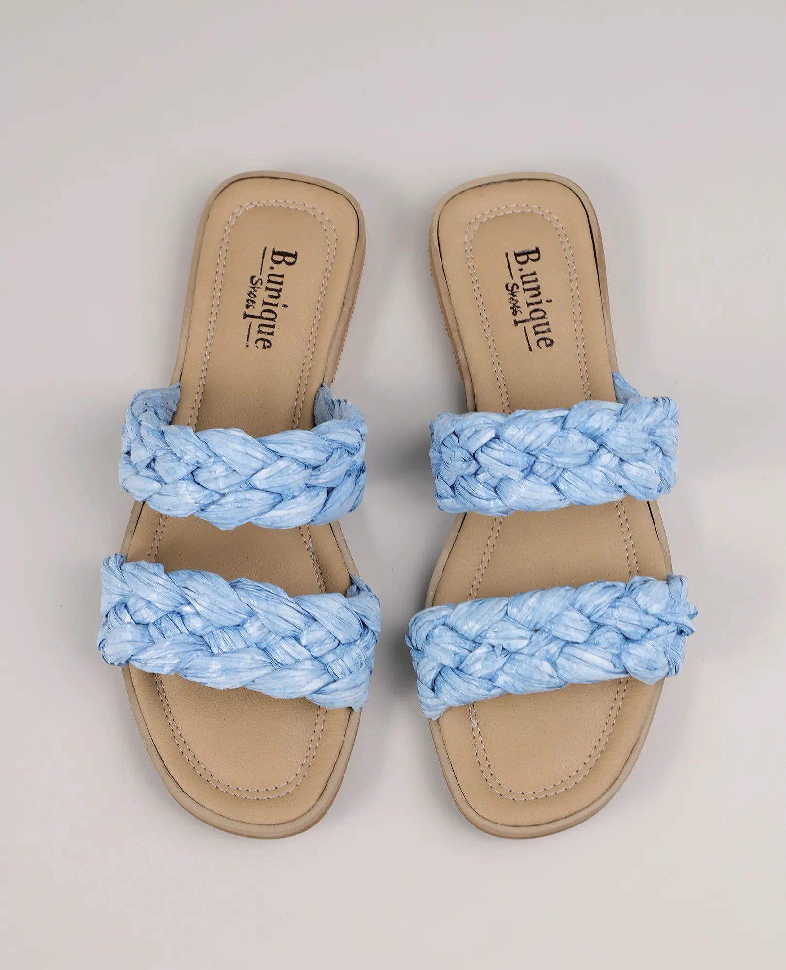 זוג כפכפי רפיה צמות-אלינור של B-Unique VEGAN בצבע תכלת, עם שתי רצועות בד רחבות קלועות.