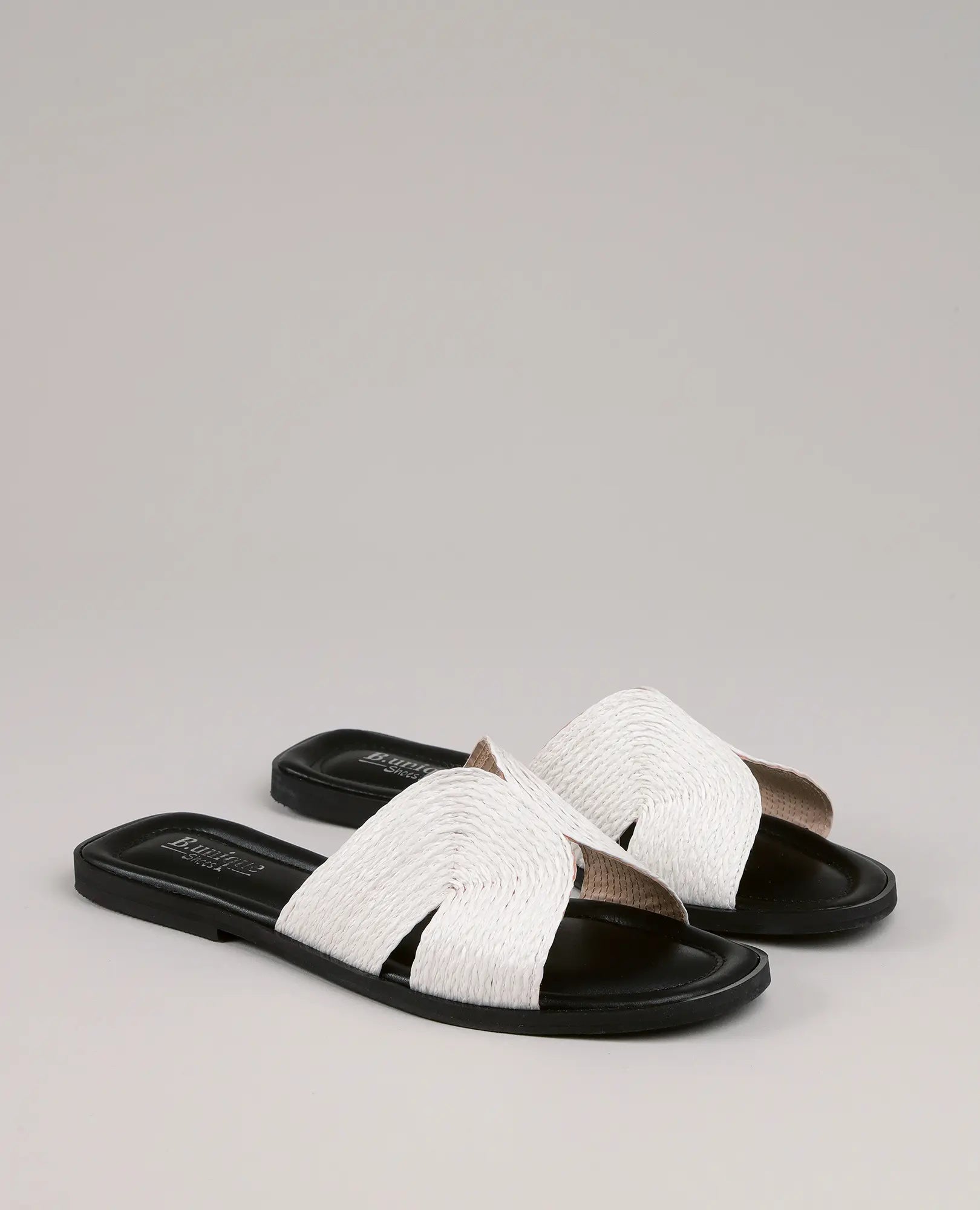 כפכפי רפיה - אלינוי לבנים של B-Unique VEGAN מוצגים על רקע אפור פשוט.