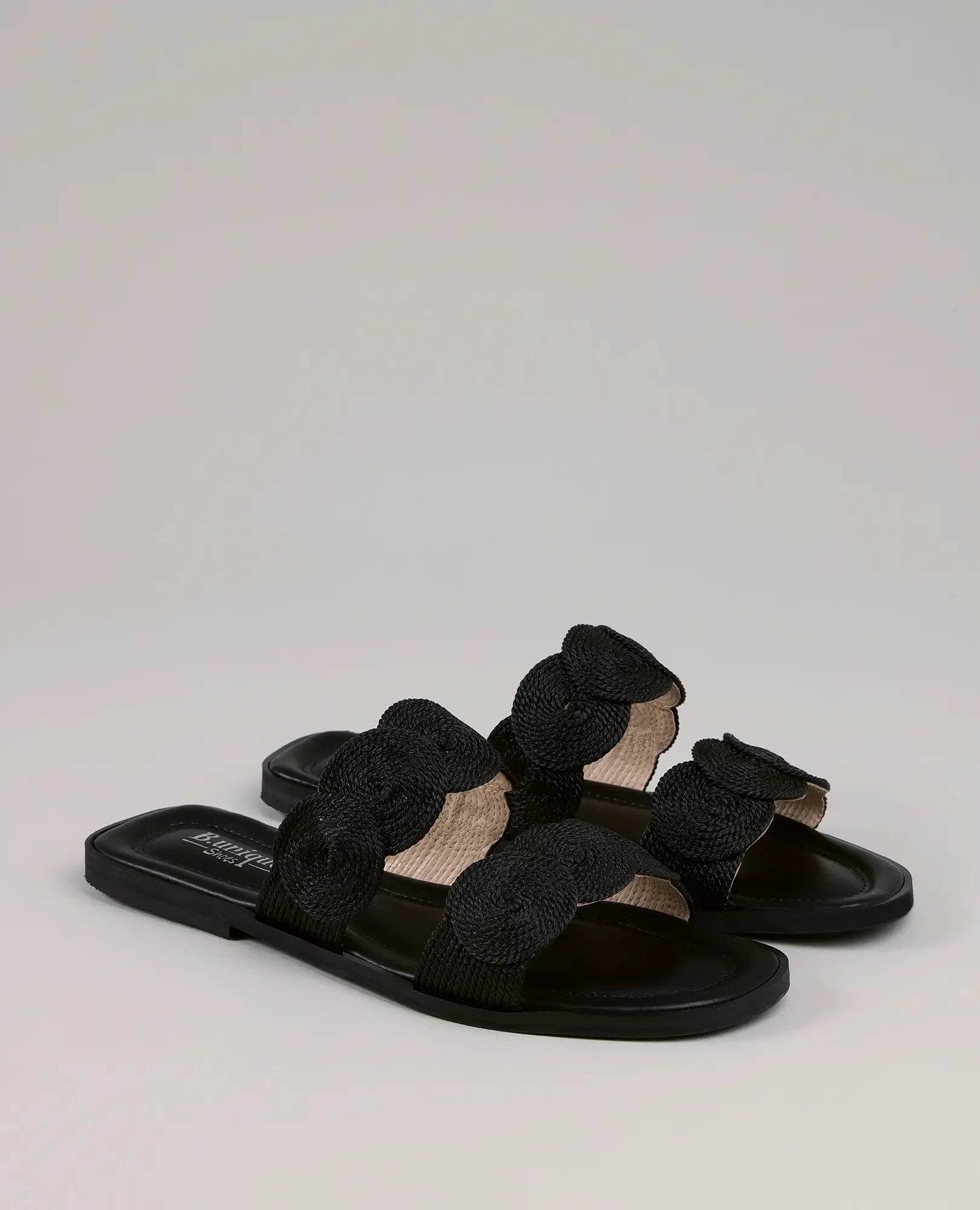 כפכפים עם עיטורי עיגולים - "אלישה" מבית B-Unique VEGAN, כפכפים שחורים ושטוחים עם עיטורי עיגולים דקורטיביים.