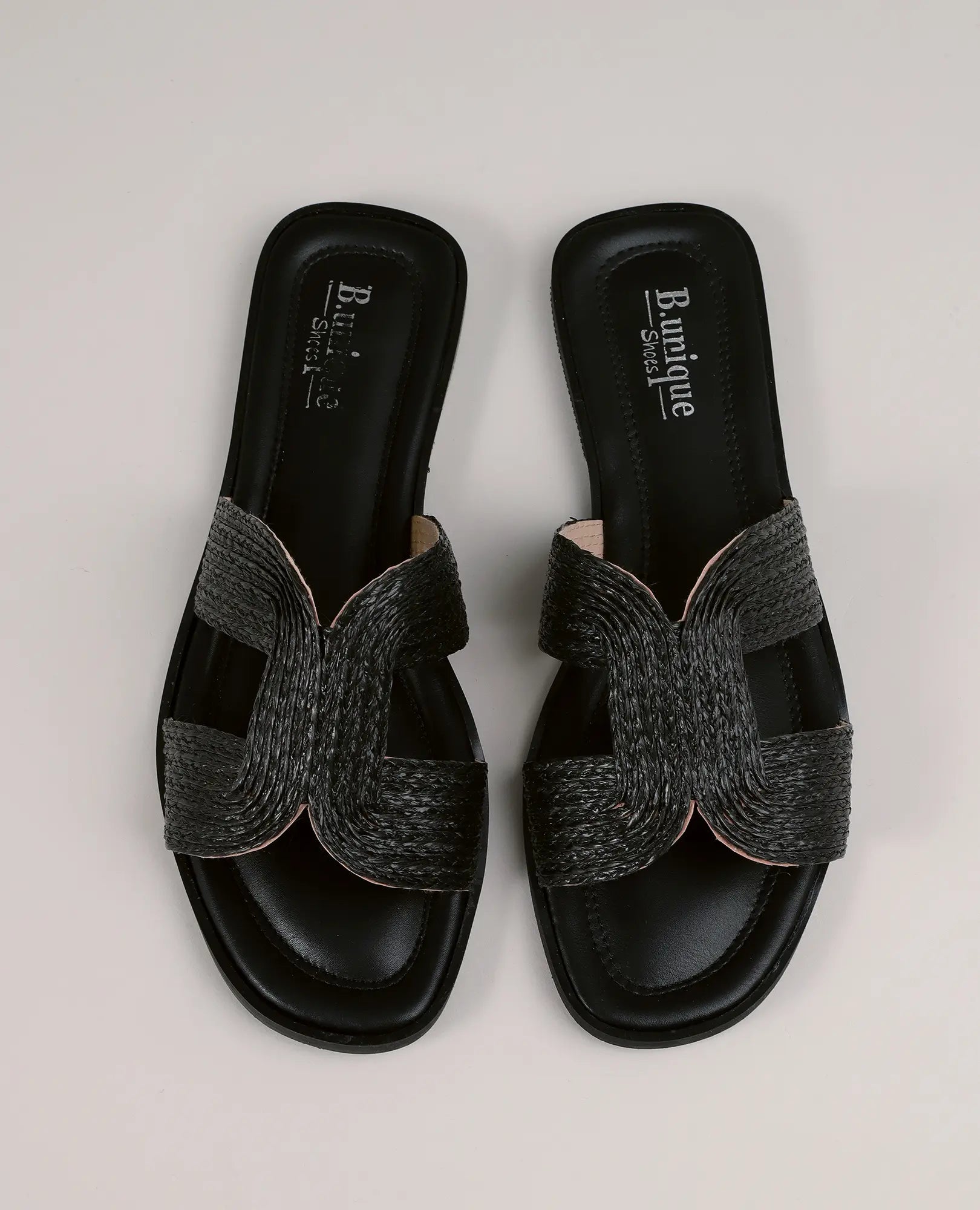 כפכף רפיה דקה-אליאור לנשים מבית B-Unique VEGAN, בצבע שחור עם סוליה רכה, מוצג על רקע בהיר.