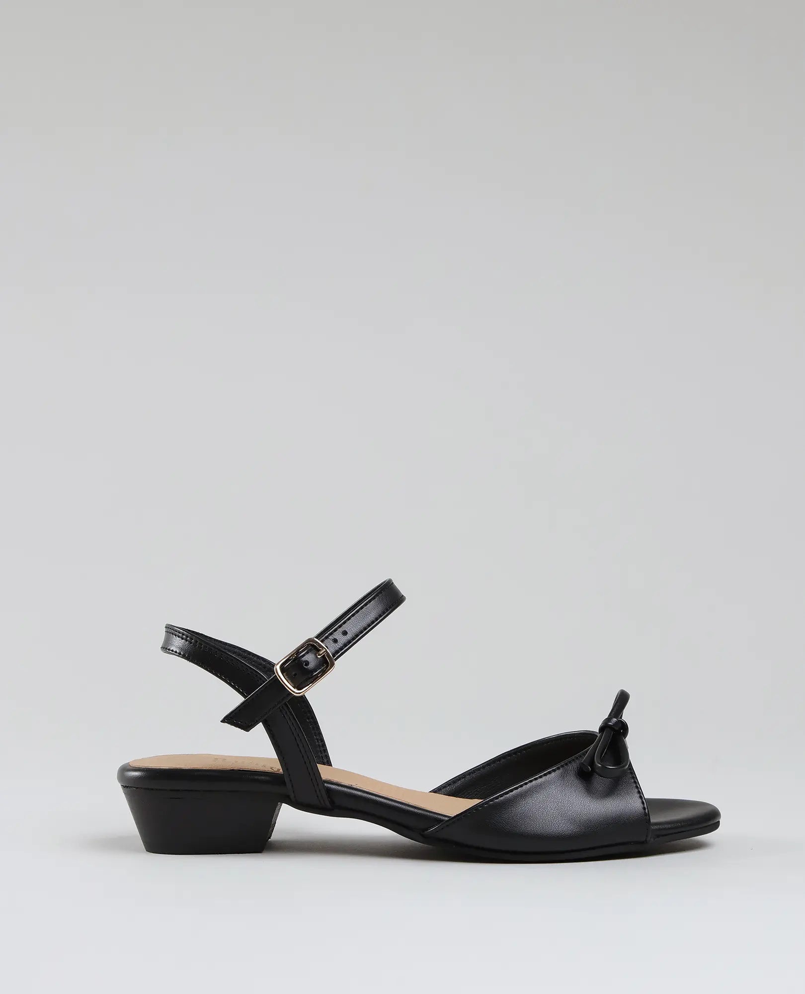 סנדלי פפיון קשורים בצבע שחור - קלאודיה מבית B-Unique VEGAN, עקב נמוך, רצועת קרסול, סגירת אבזם, עיצוב עם אצבעות פתוחות וקשורות.