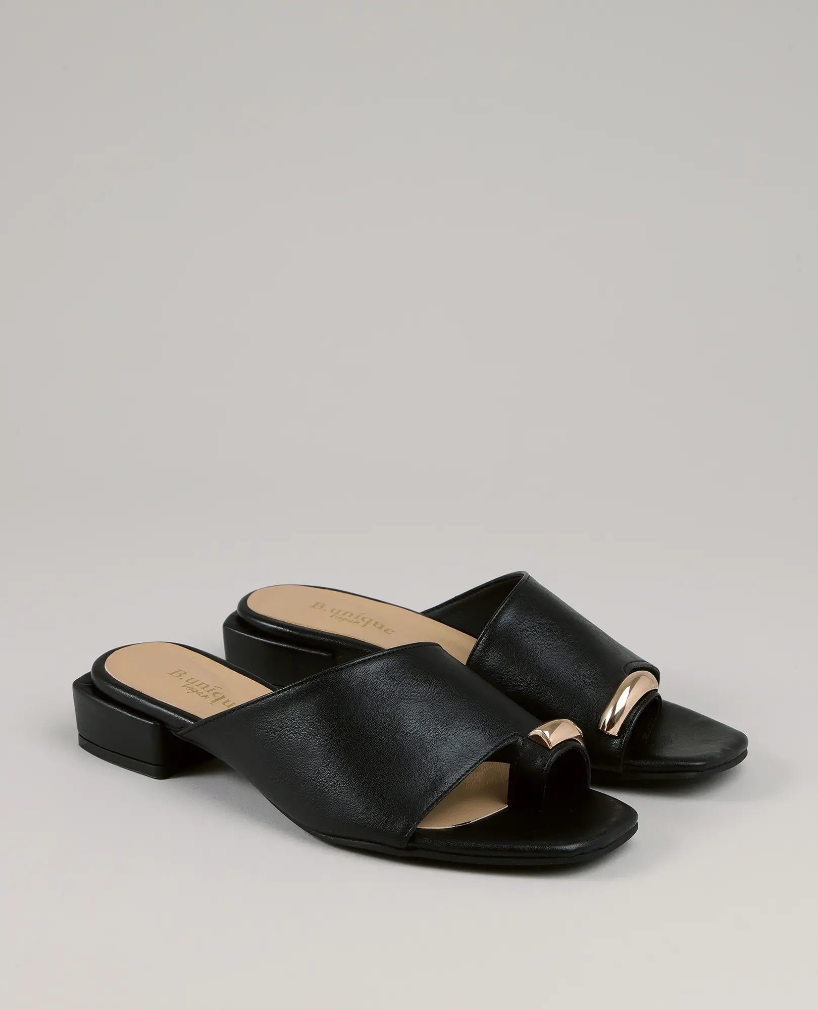 כפכפים עם טבעת - דגם "קארן" של B-Unique VEGAN, בצבע שחור, עם עקב נמוך ועיטורי מתכת מוזהבים ברצועה הקדמית.