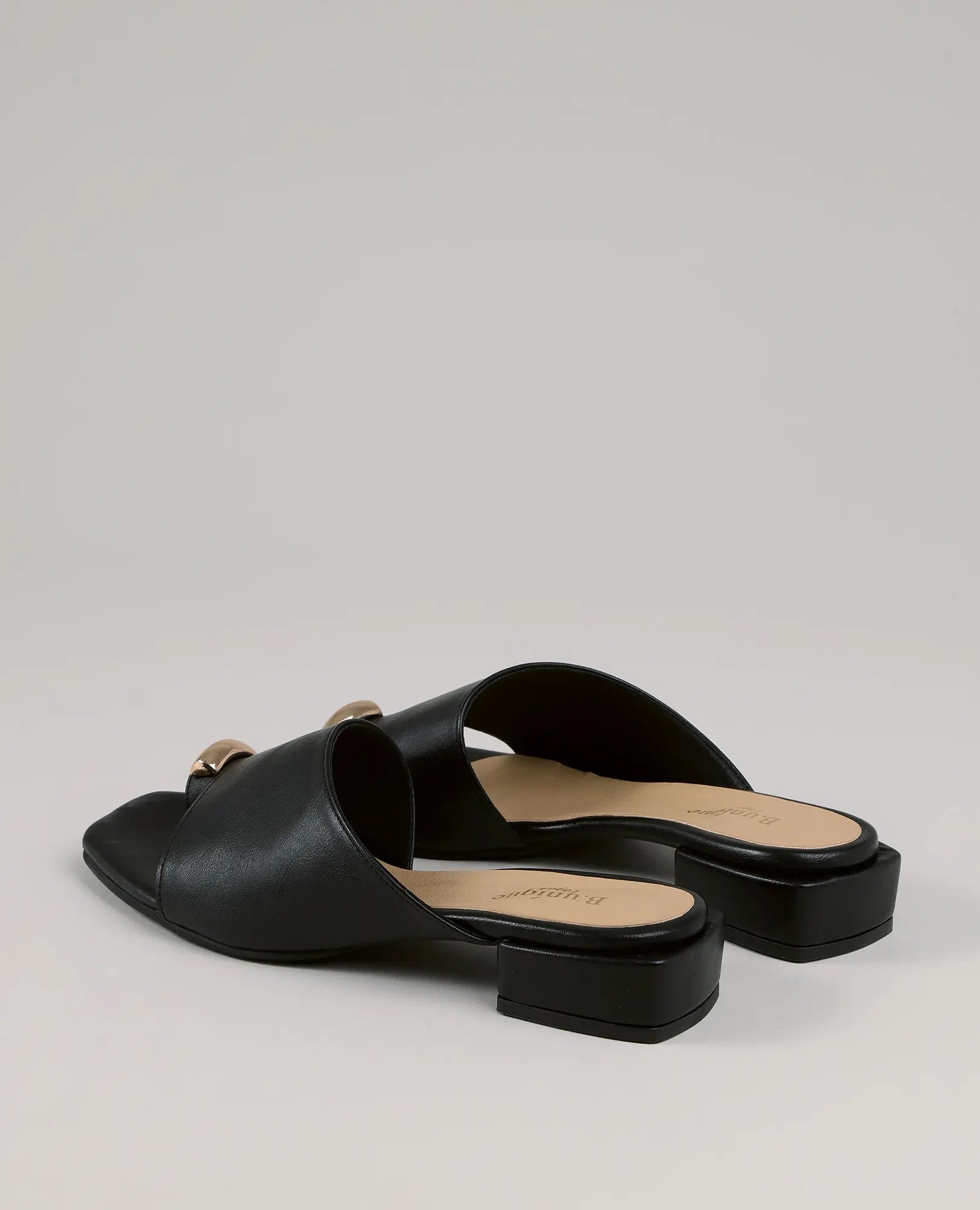 זוג כפכפים של B-Unique VEGAN עם טבעת – כפכפים שחורים של קארן עם אצבעות חשופות, עקב נמוך ואבזמים מוזהבים.