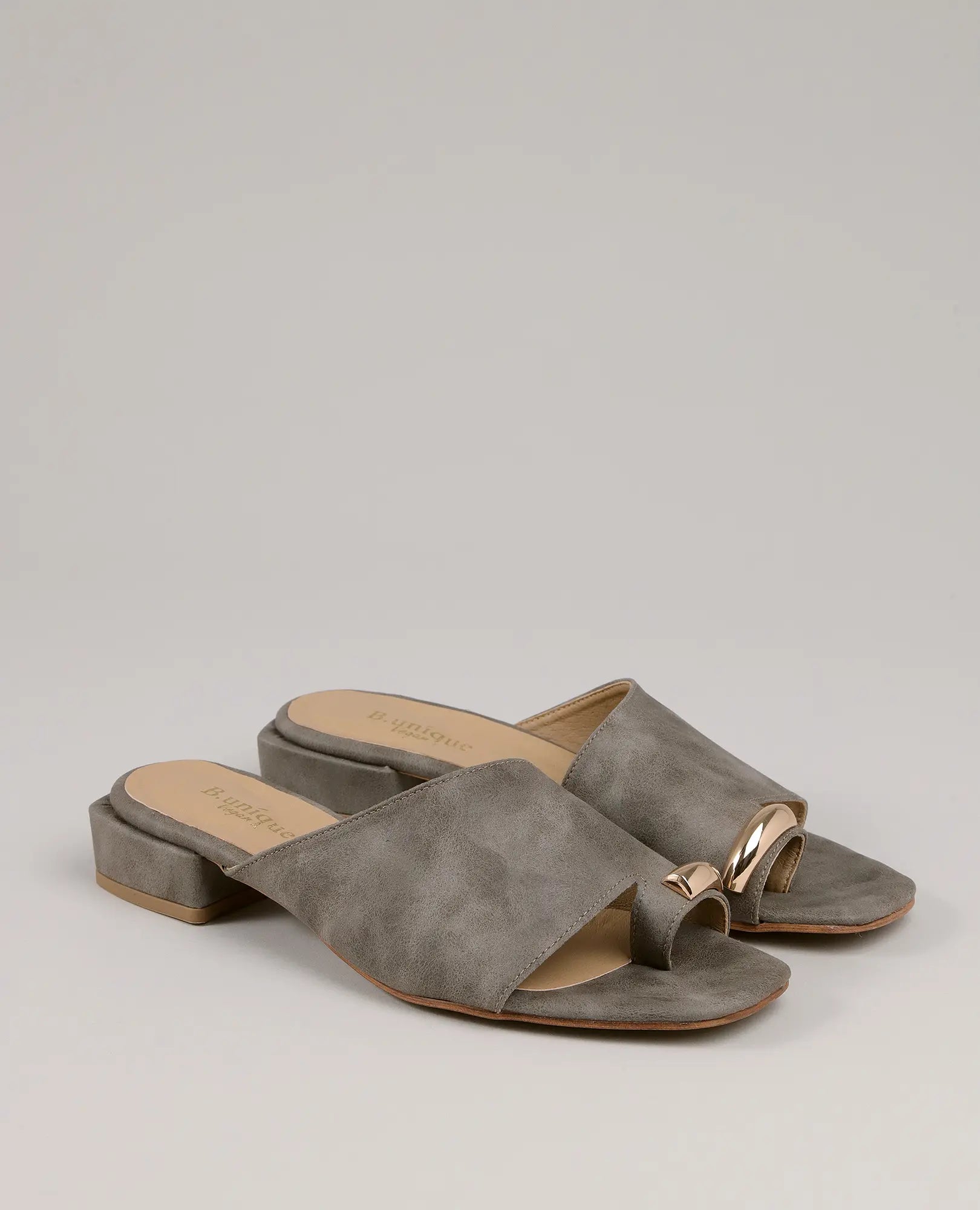 כפכפים עם טבעת - דגם "קארן" מבית B-Unique VEGAN, דמוי עור אפור עם עקב נמוך וטבעת מתכת בחלק הקדמי.