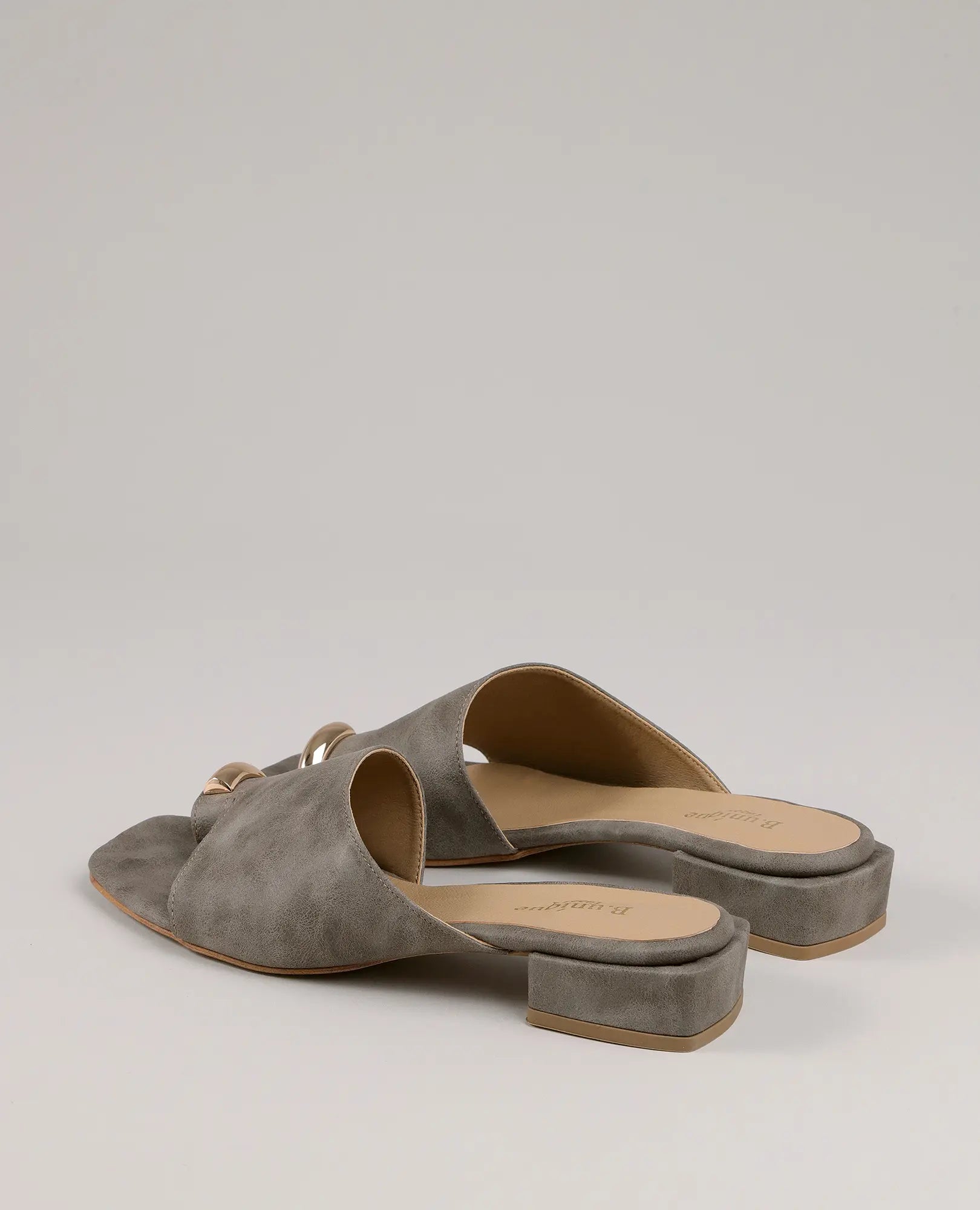 כפכפים עם טבעת-קארן בצבע אפור דמוי עור, עקב נמוך ושרשרת זהב של המותג B-Unique VEGAN.